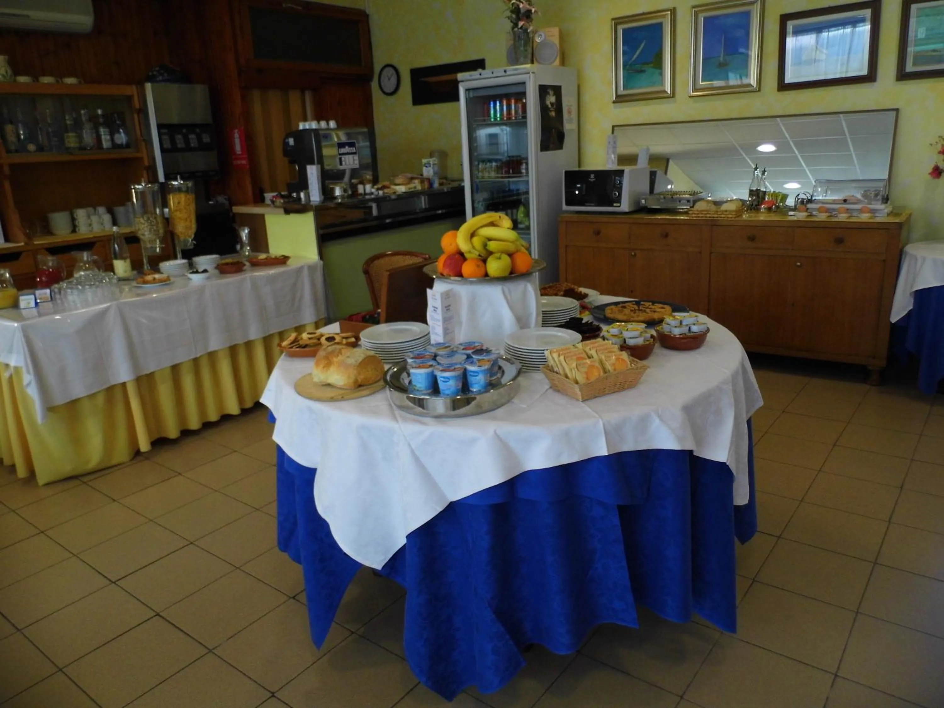 Restaurant/places to eat in Hotel Ely