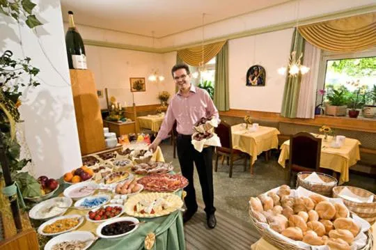 Guests in Albergo al Cervo - Gasthof zum Hirschen