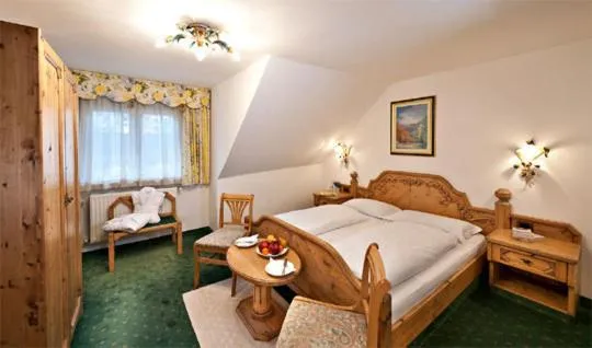Photo of the whole room, Bed in Albergo al Cervo - Gasthof zum Hirschen