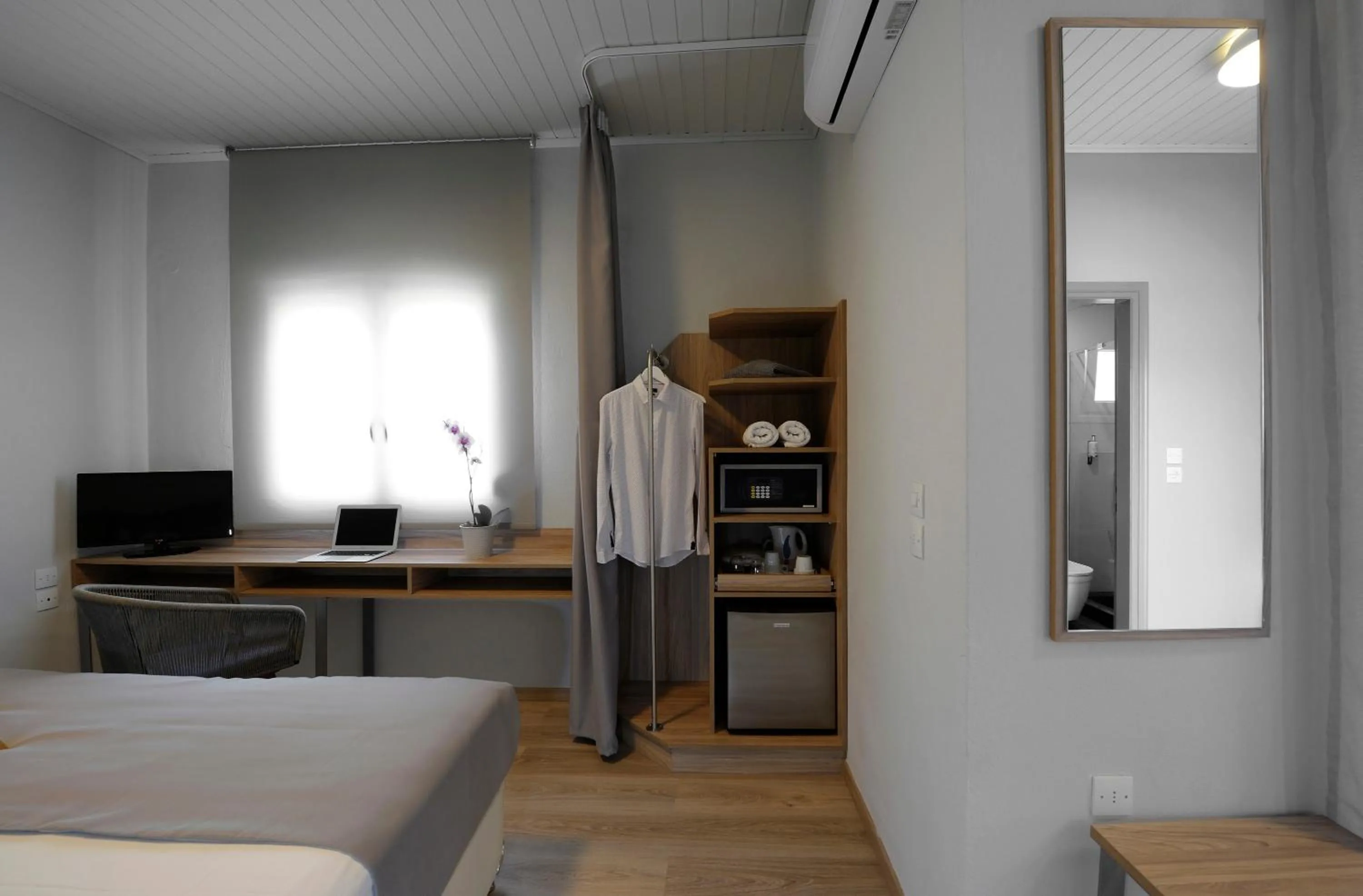 Photo of the whole room, Bed in Skianthion