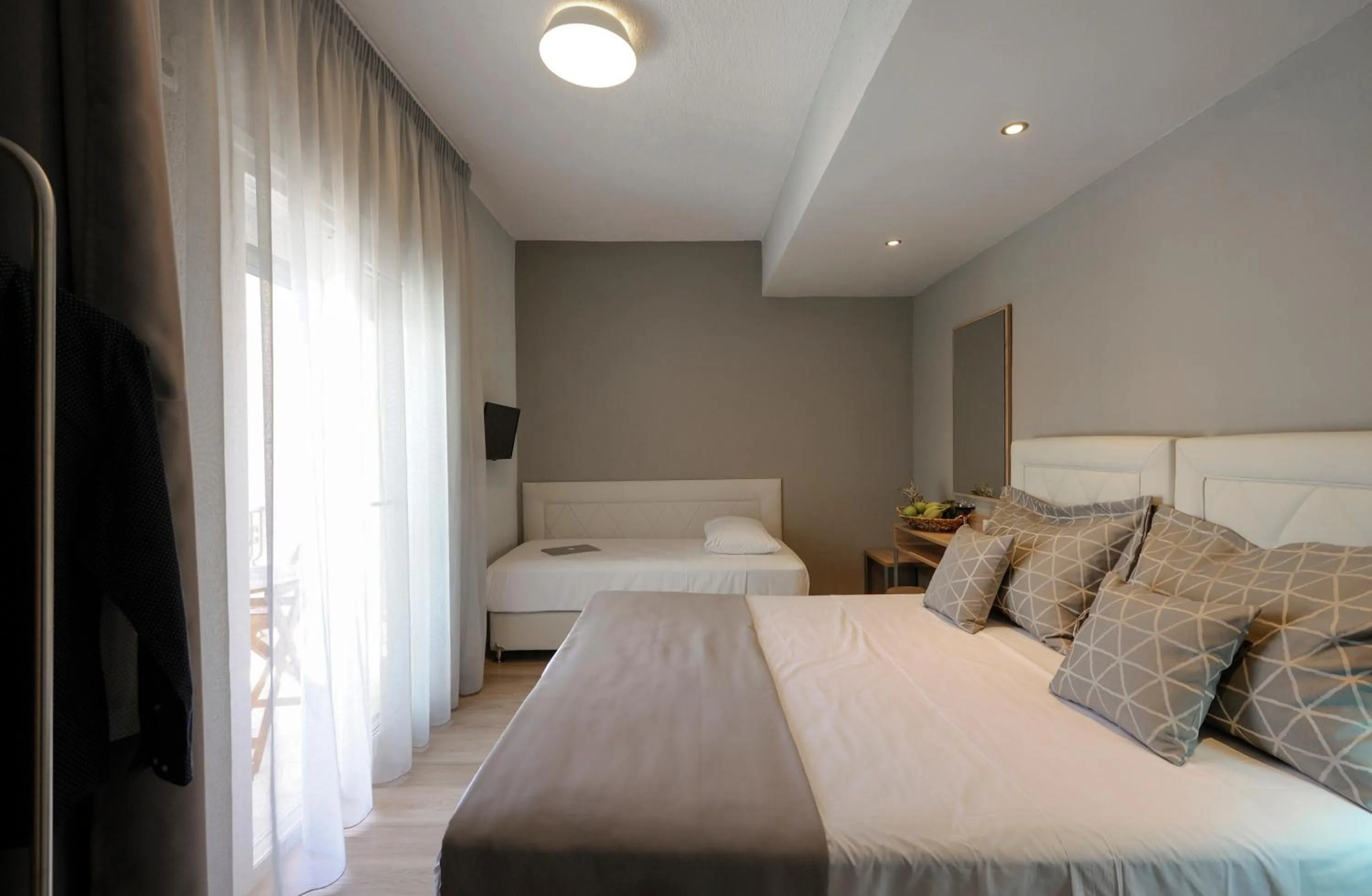 Photo of the whole room, Bed in Skianthion