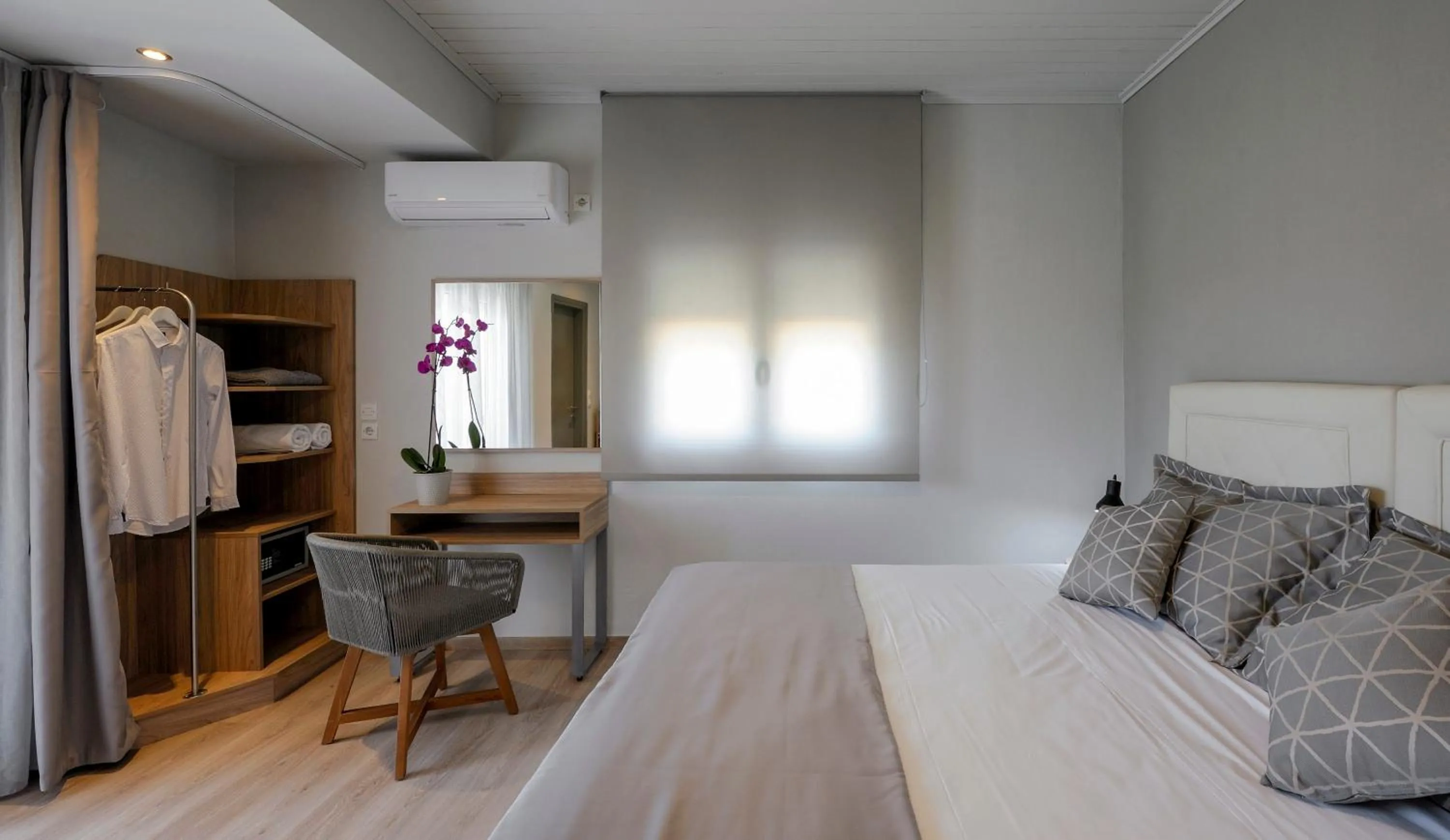 Photo of the whole room, Bed in Skianthion