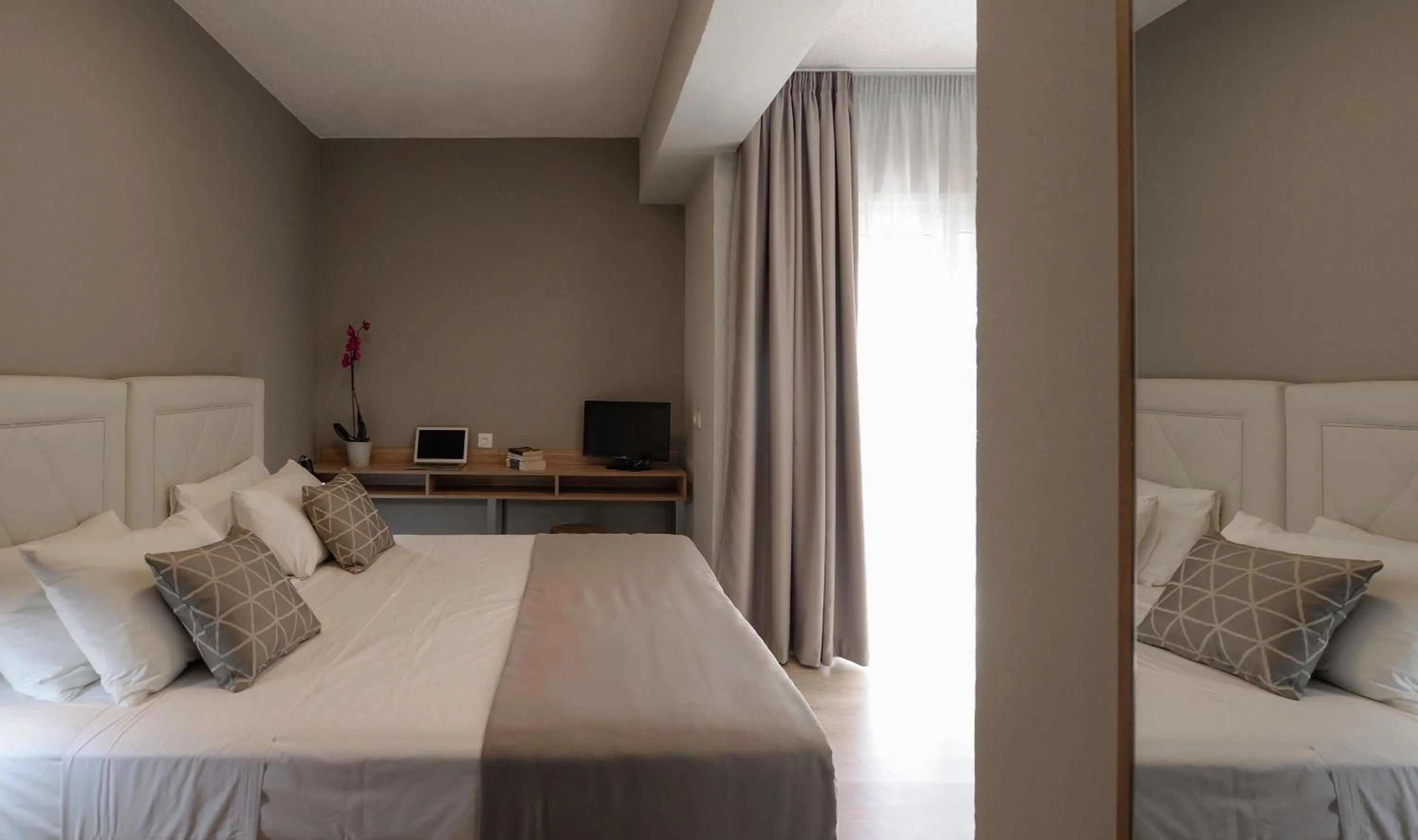 Photo of the whole room, Bed in Skianthion