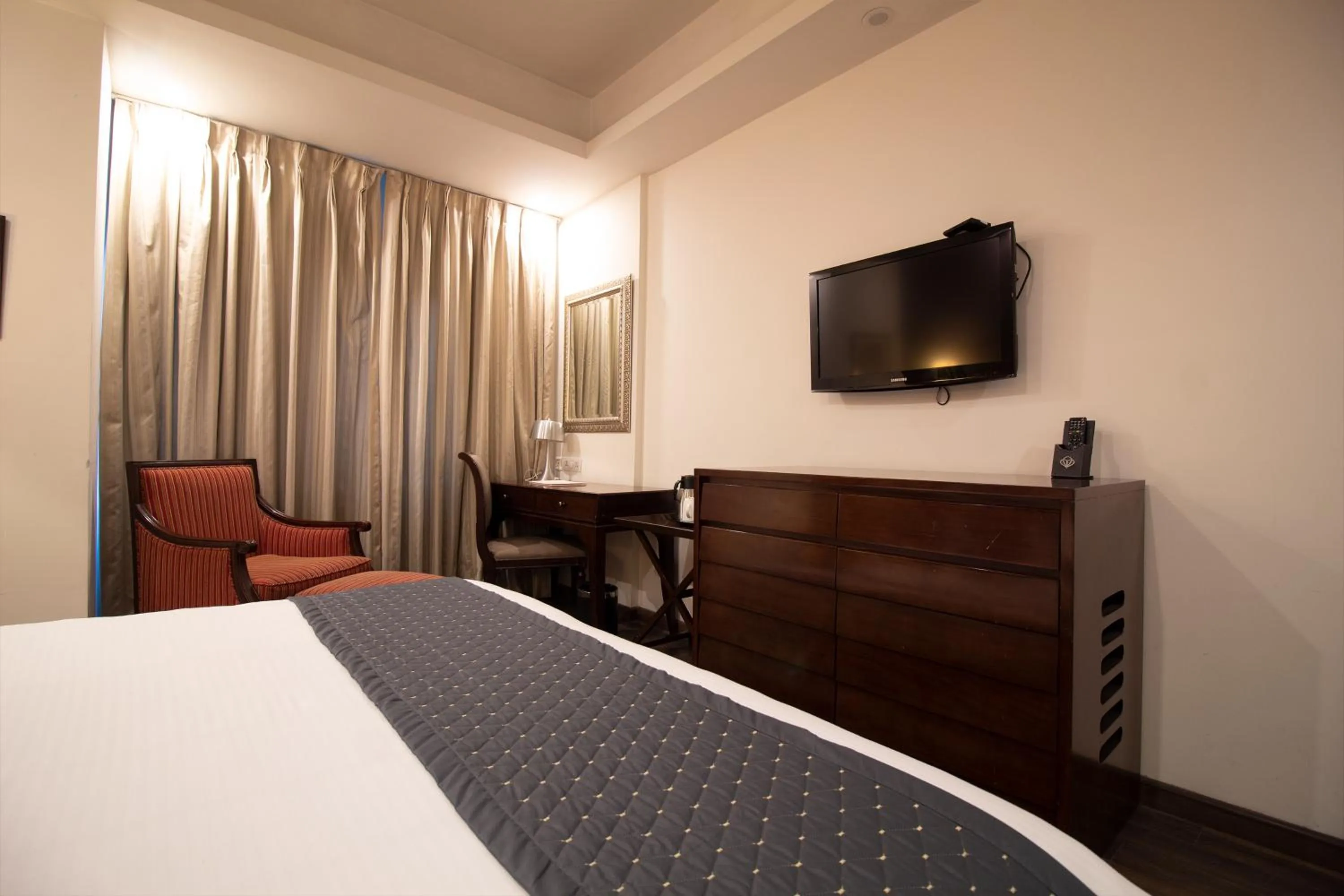 Communal lounge/ TV room, Bed in Rock Manali by Vivaan