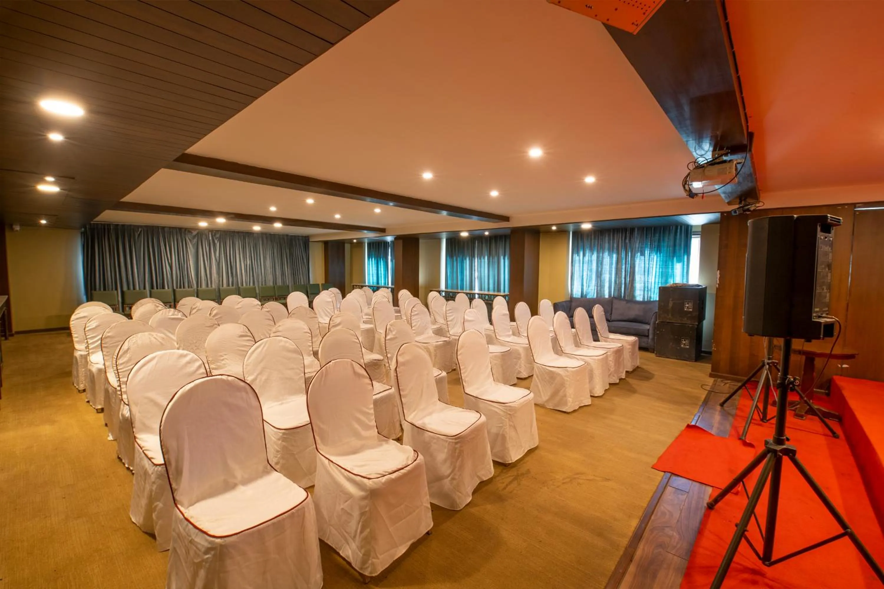 Meeting/conference room in Rock Manali by Vivaan