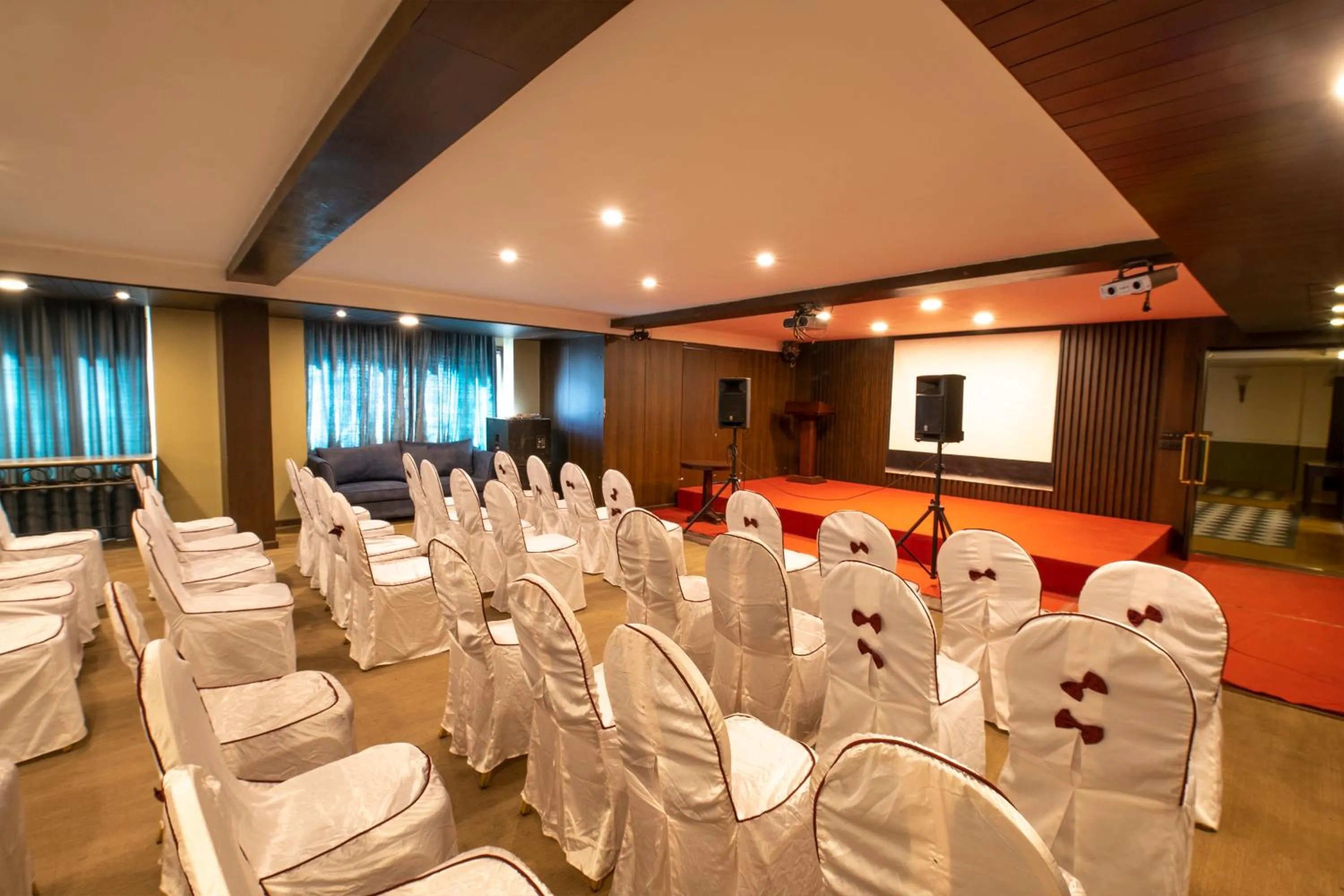 Meeting/conference room in Rock Manali by Vivaan