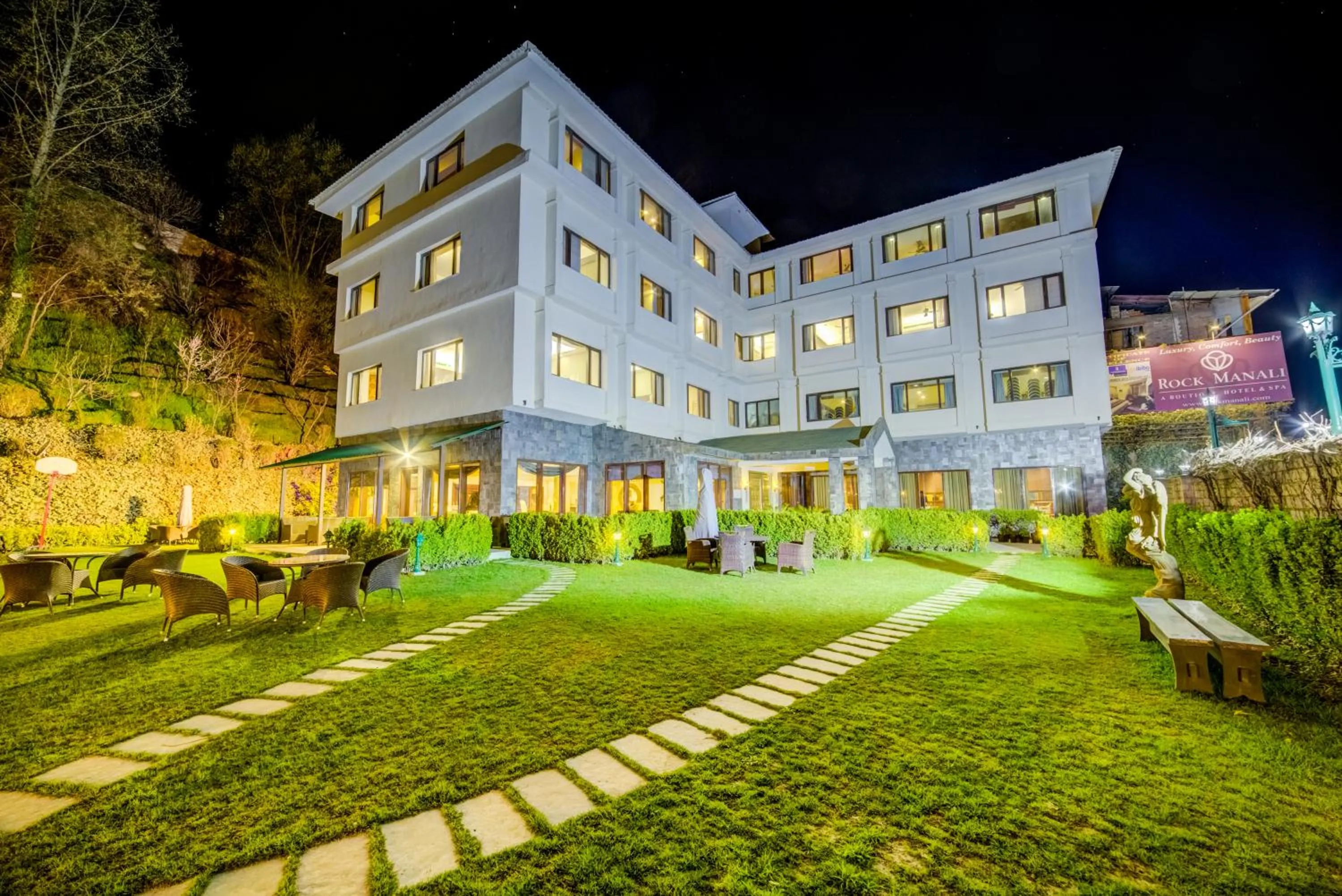 Facade/entrance in Rock Manali by Vivaan