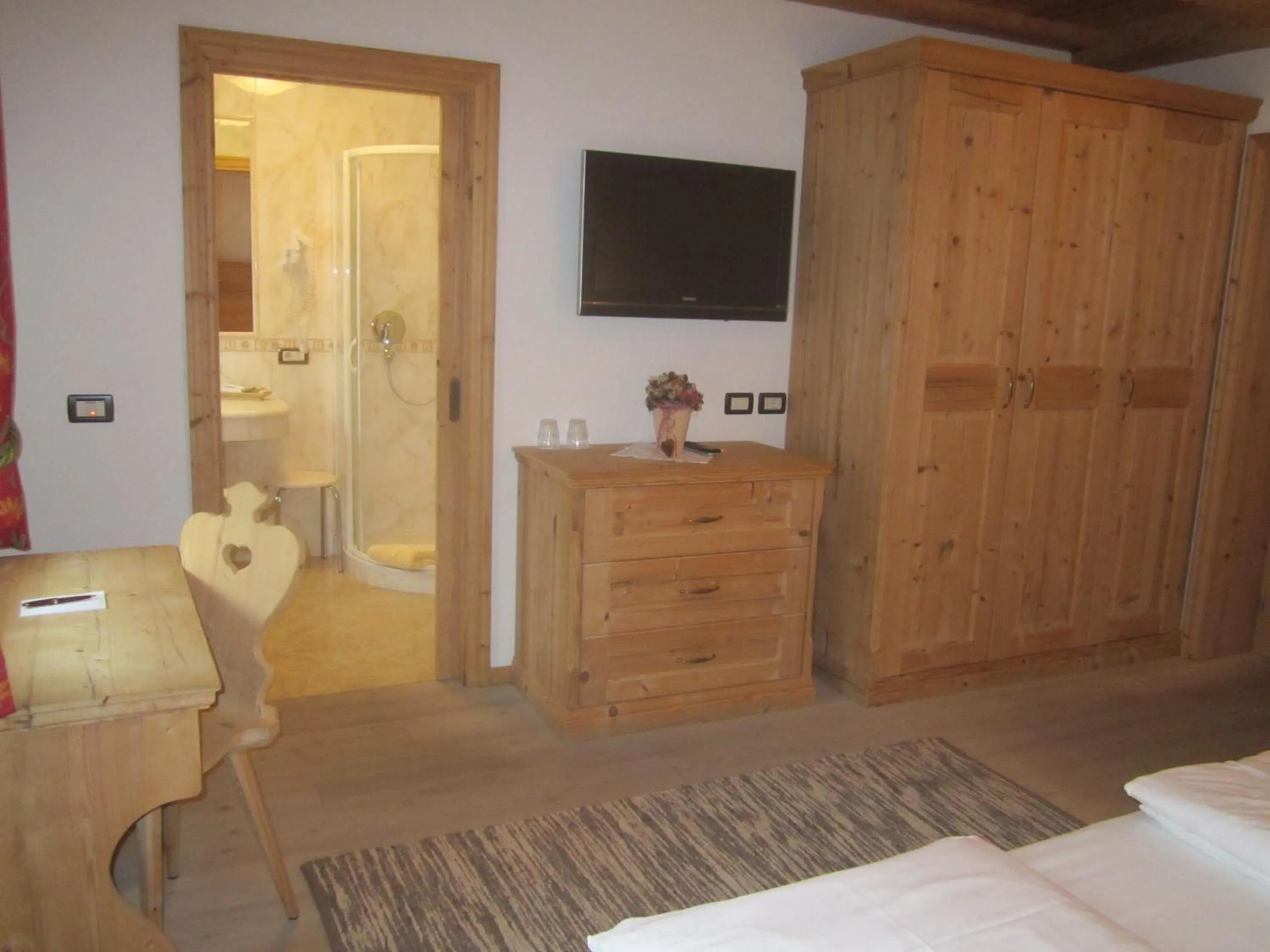 Photo of the whole room, Bed in Hotel Corona Krone