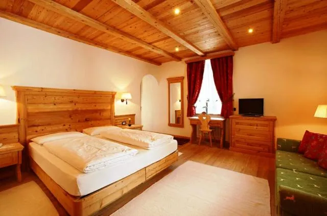 Photo of the whole room, Bed in Hotel Corona Krone