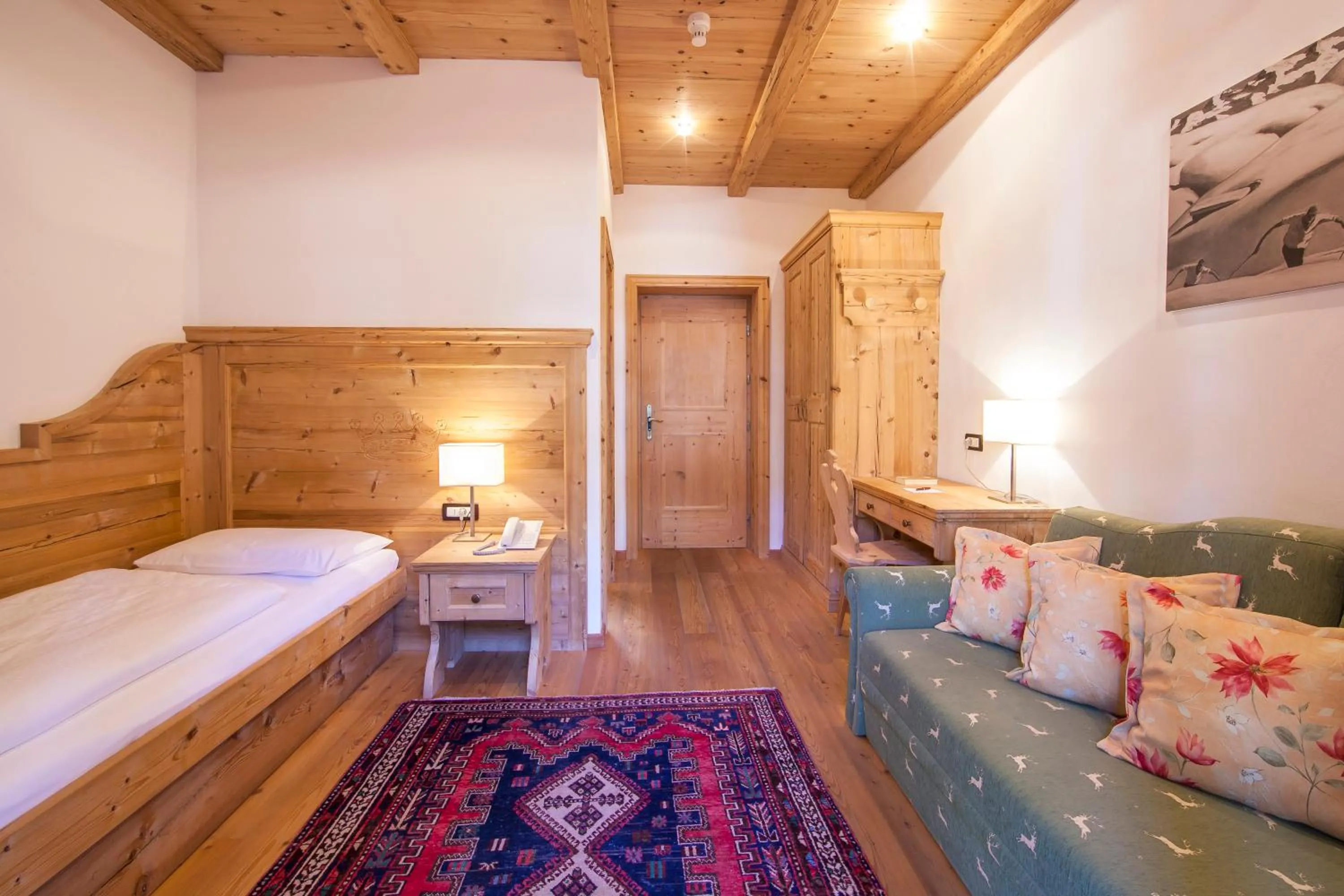 Photo of the whole room, Bed in Hotel Corona Krone