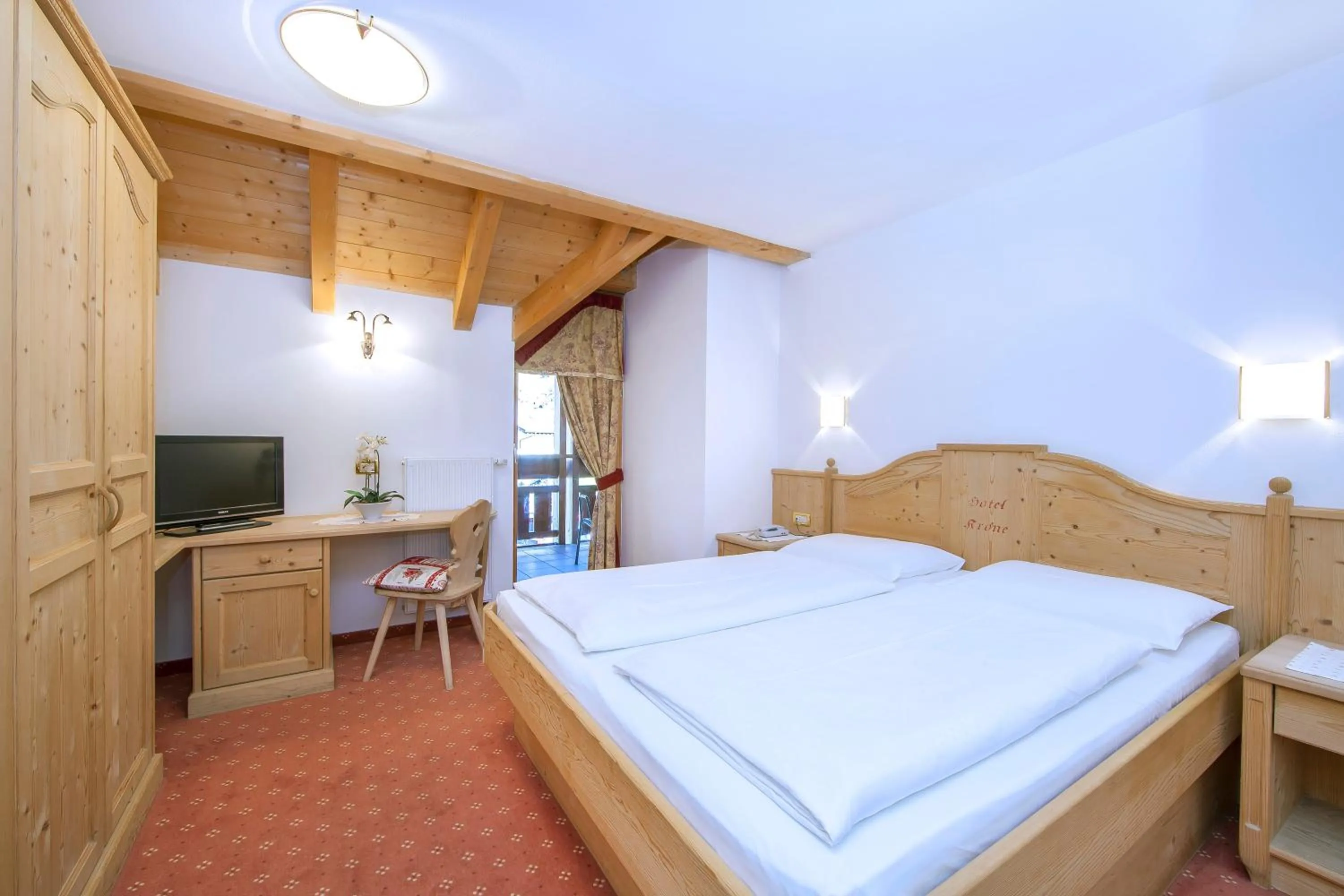 Photo of the whole room, Bed in Hotel Corona Krone