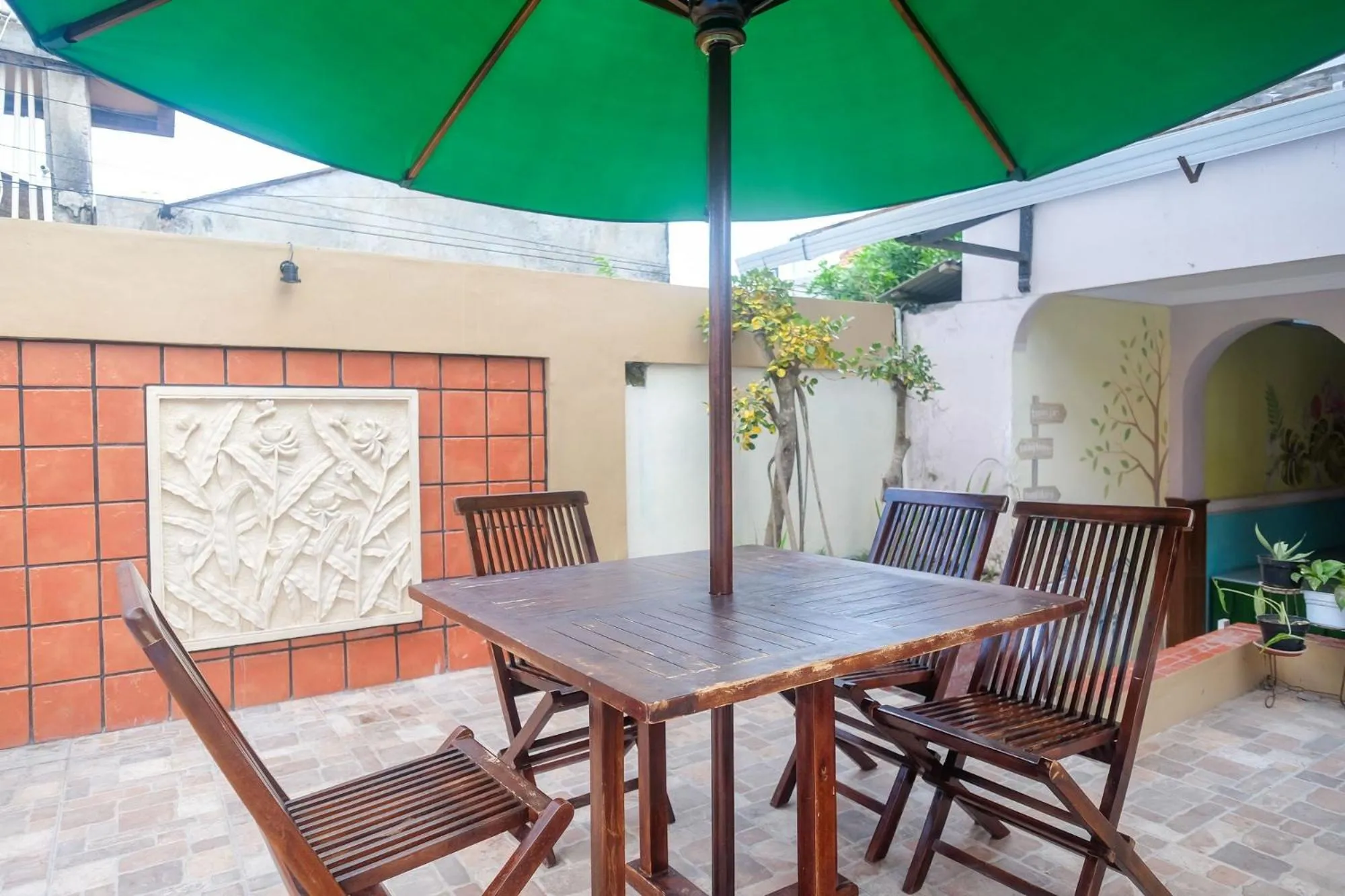 Seating area in RedDoorz @ Mantrijeron 2