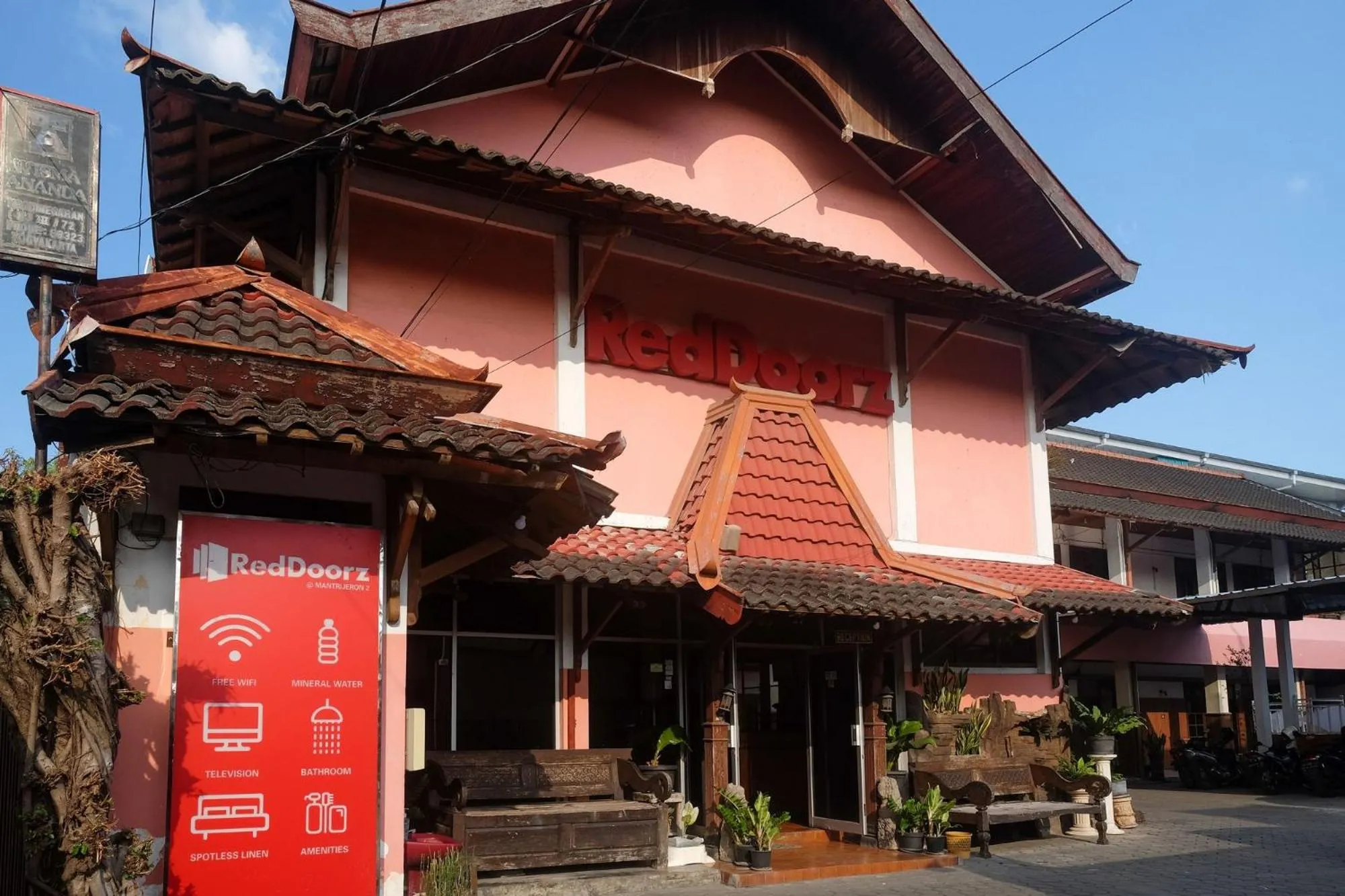 Property building in RedDoorz @ Mantrijeron 2