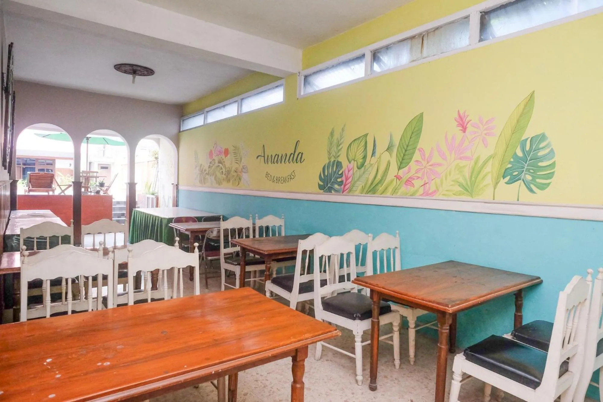 Seating area in RedDoorz @ Mantrijeron 2