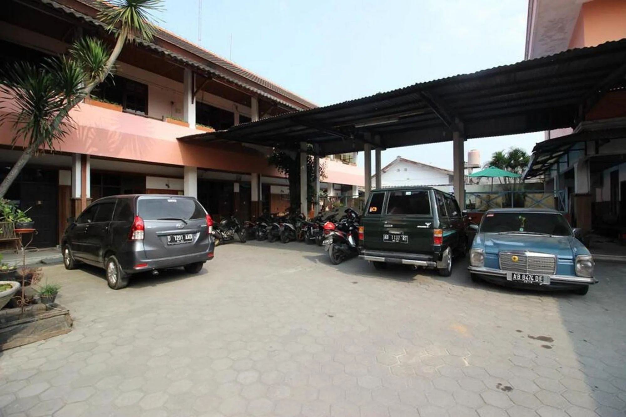 Parking in RedDoorz @ Mantrijeron 2