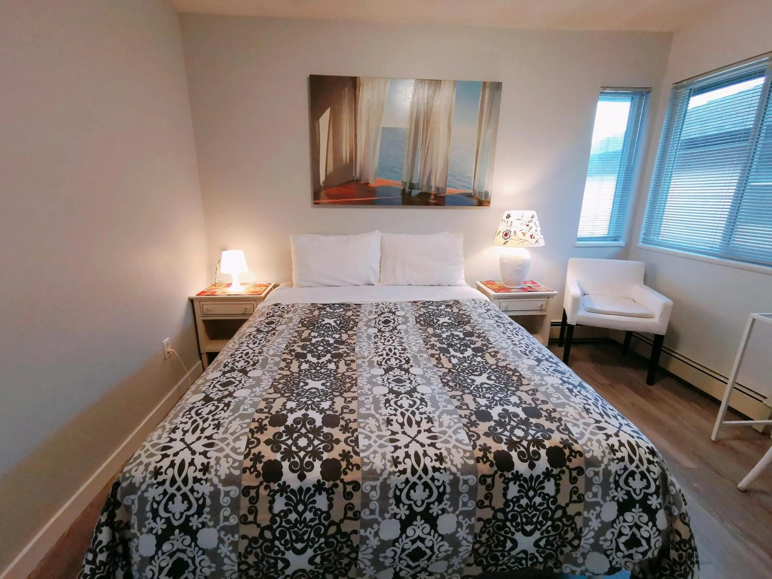 Photo of the whole room, Bed in Bed Plus YVR