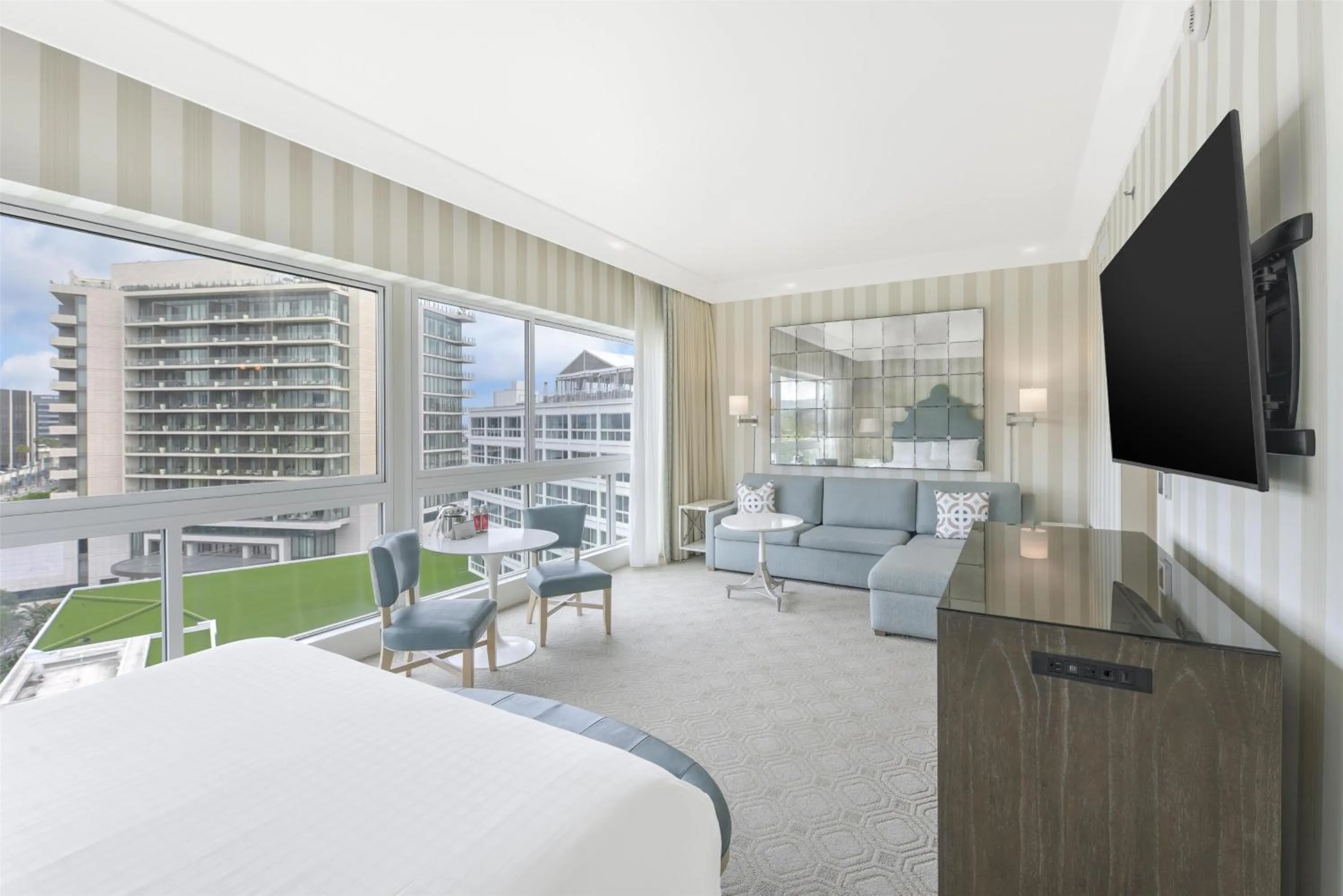 Living room, Bed in The Beverly Hilton