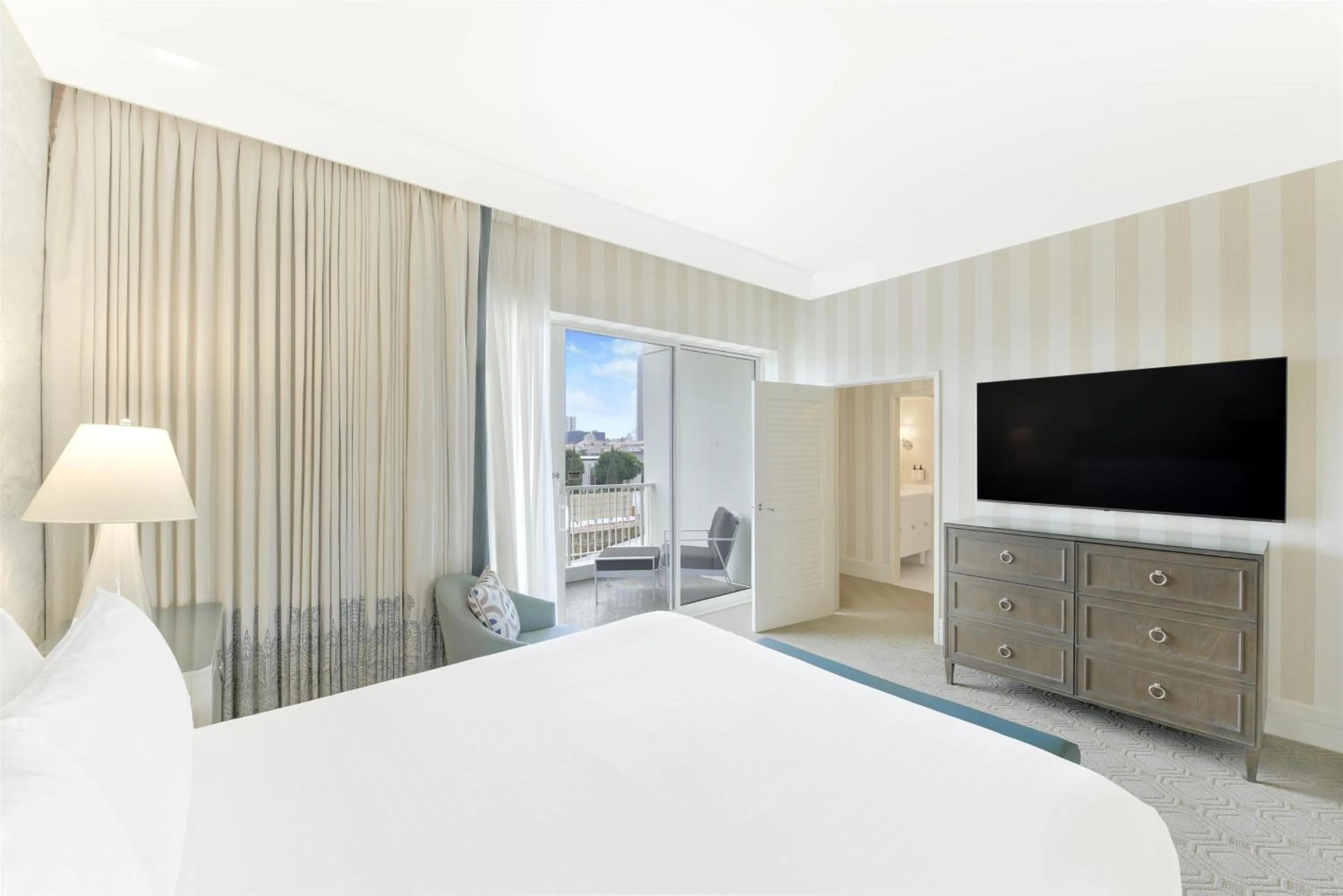 Living room, Bed in The Beverly Hilton