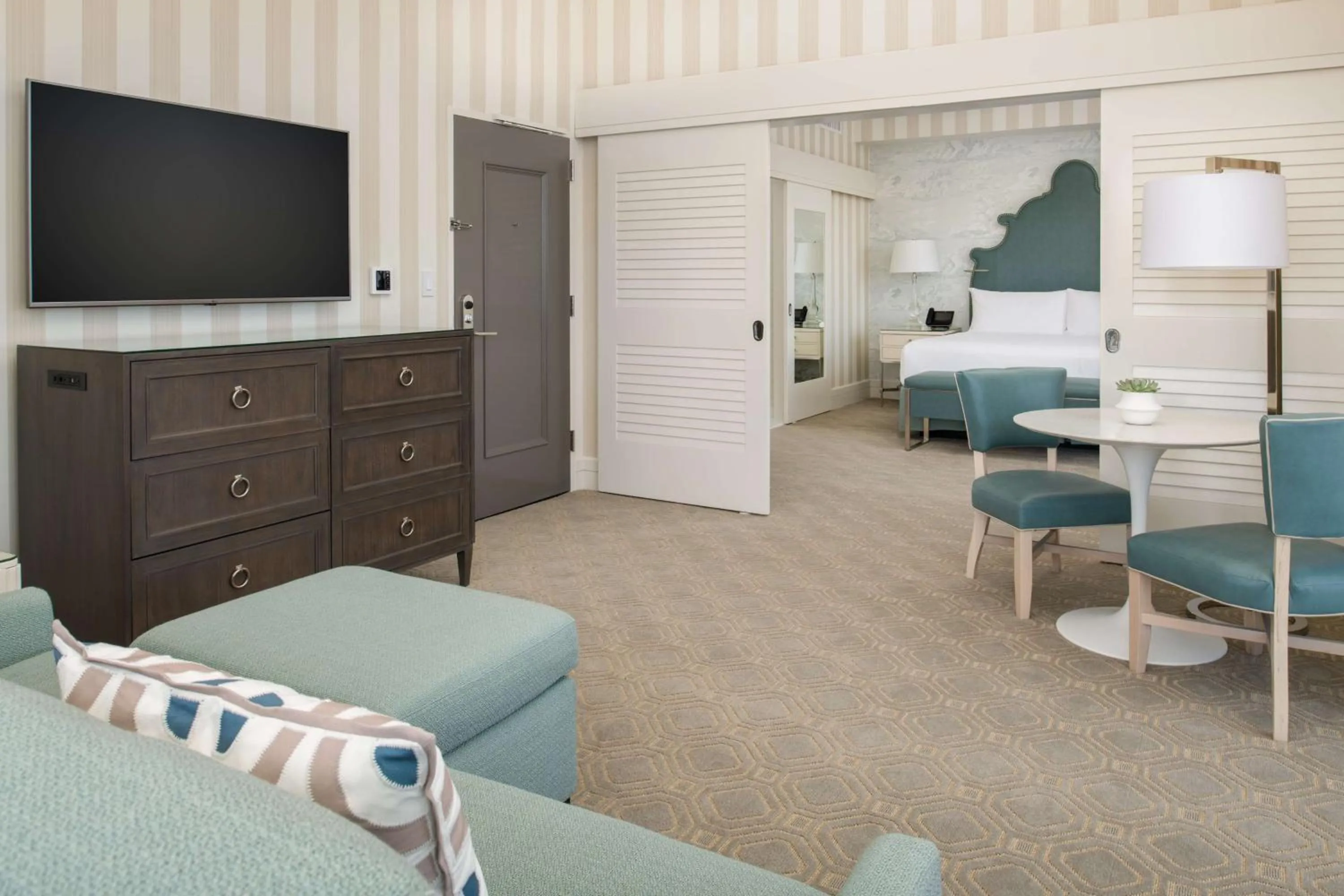 Living room, Bed in The Beverly Hilton