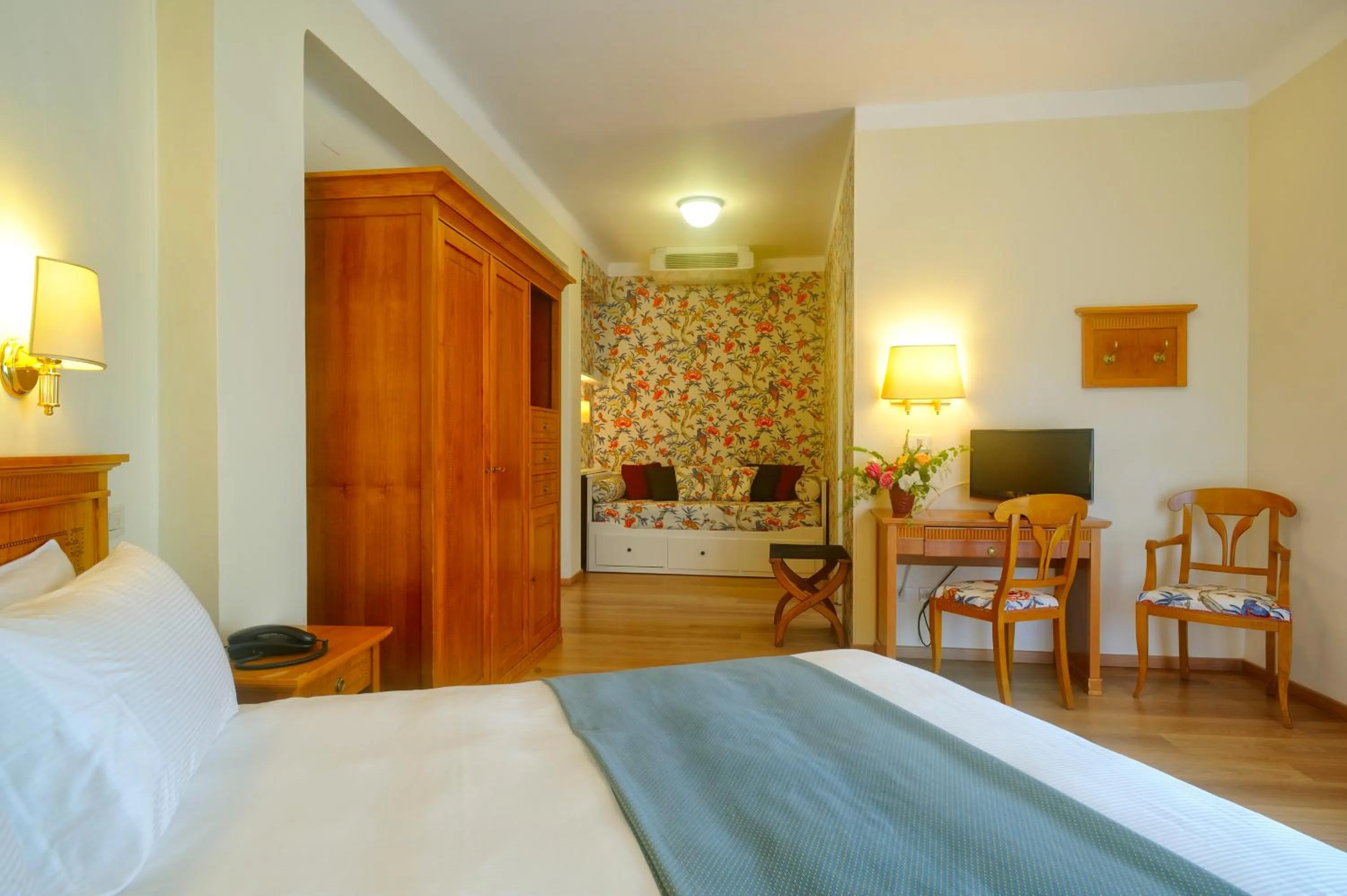 TV and multimedia, Bed in LVG Hotel Collection - Majestic