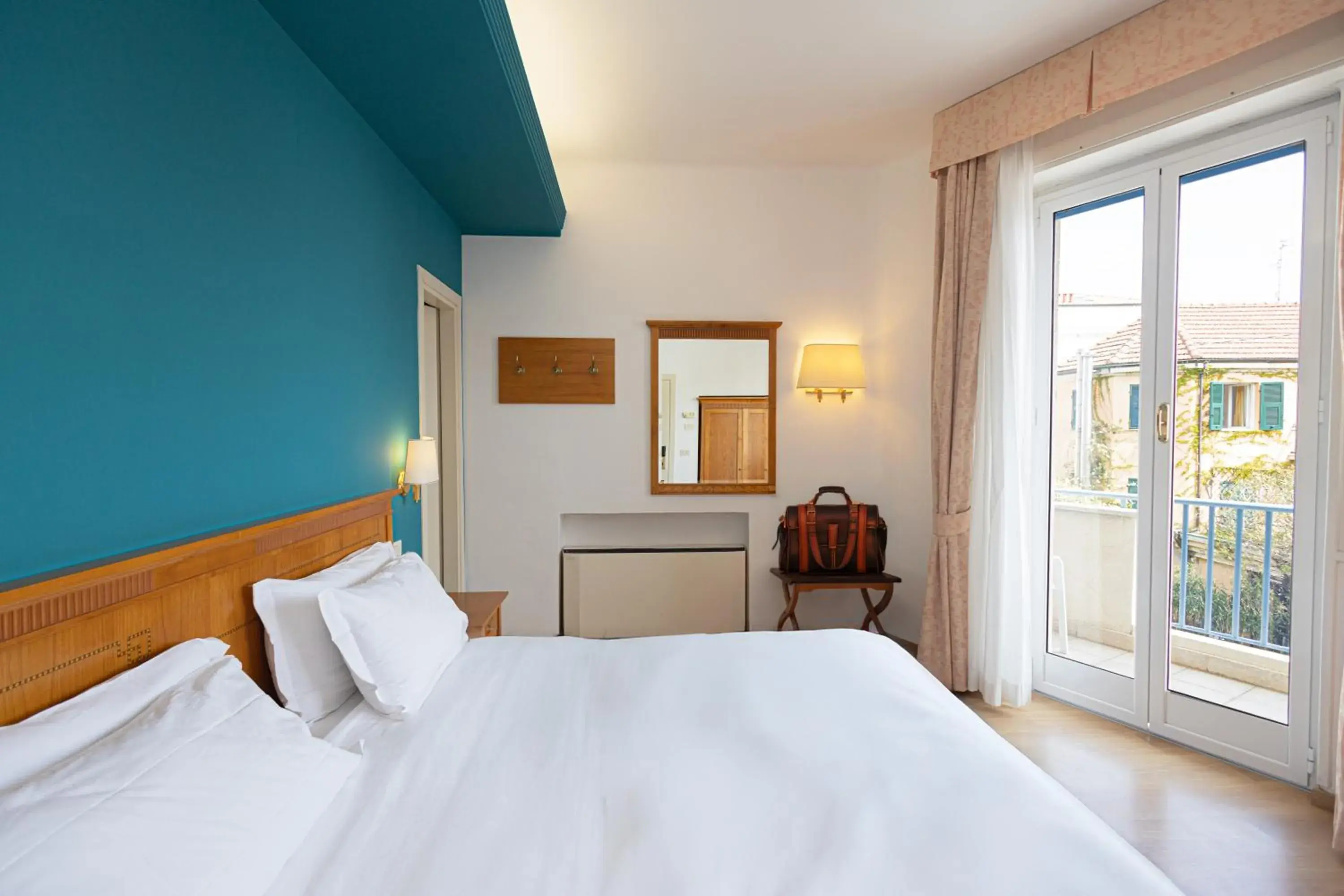 Camera Matrimoniale Superior con Vista Mare Parziale e Balcone in Hotel Majestic by LVG Hotel Collection Camera Matrimoniale Superior con Vista Mare Parziale e Balcone in Hotel Majestic by LVG Hotel Collection