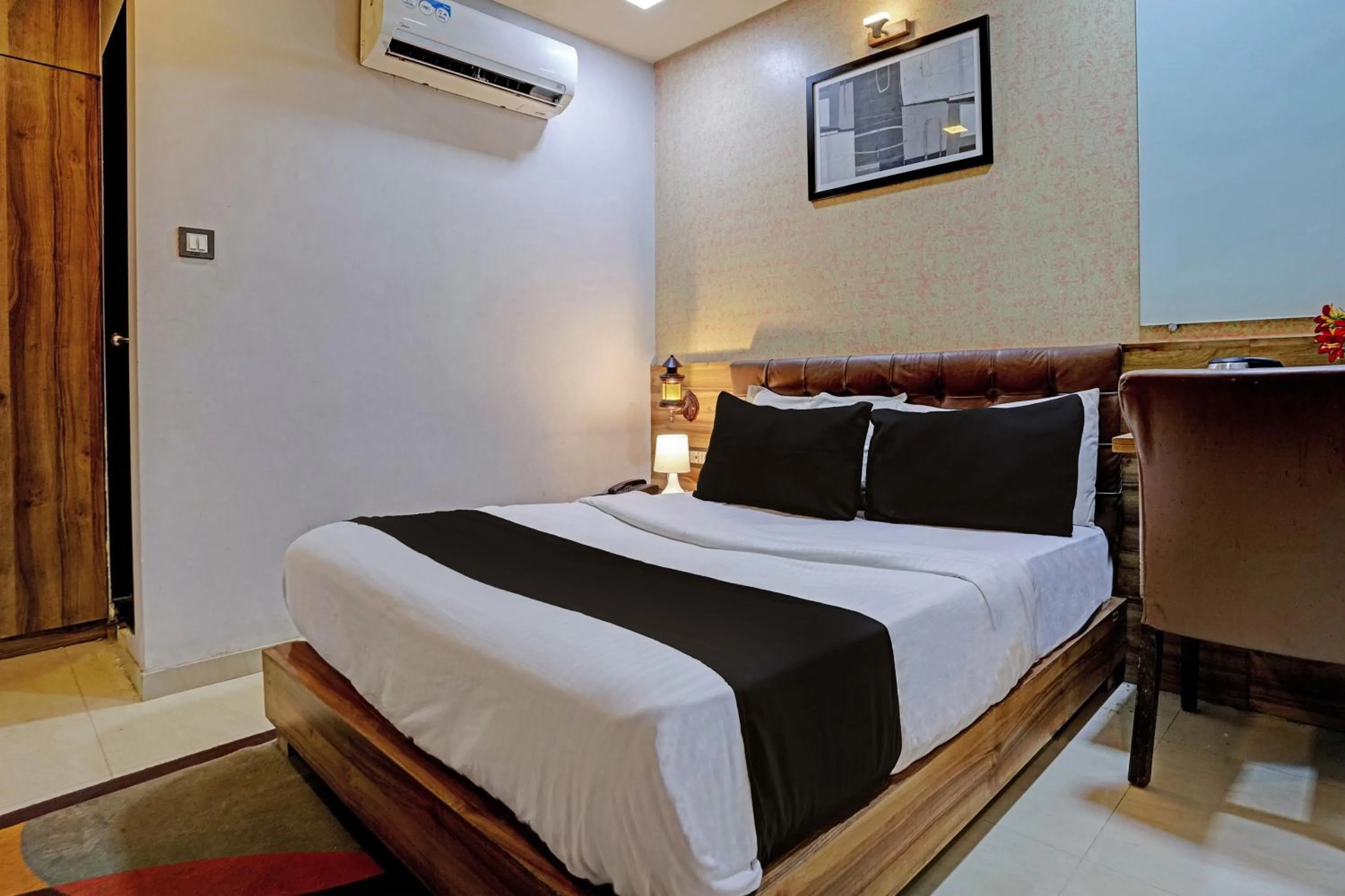 Bedroom, Bed in Hotel O Blue Inn Residence Near R City Mall