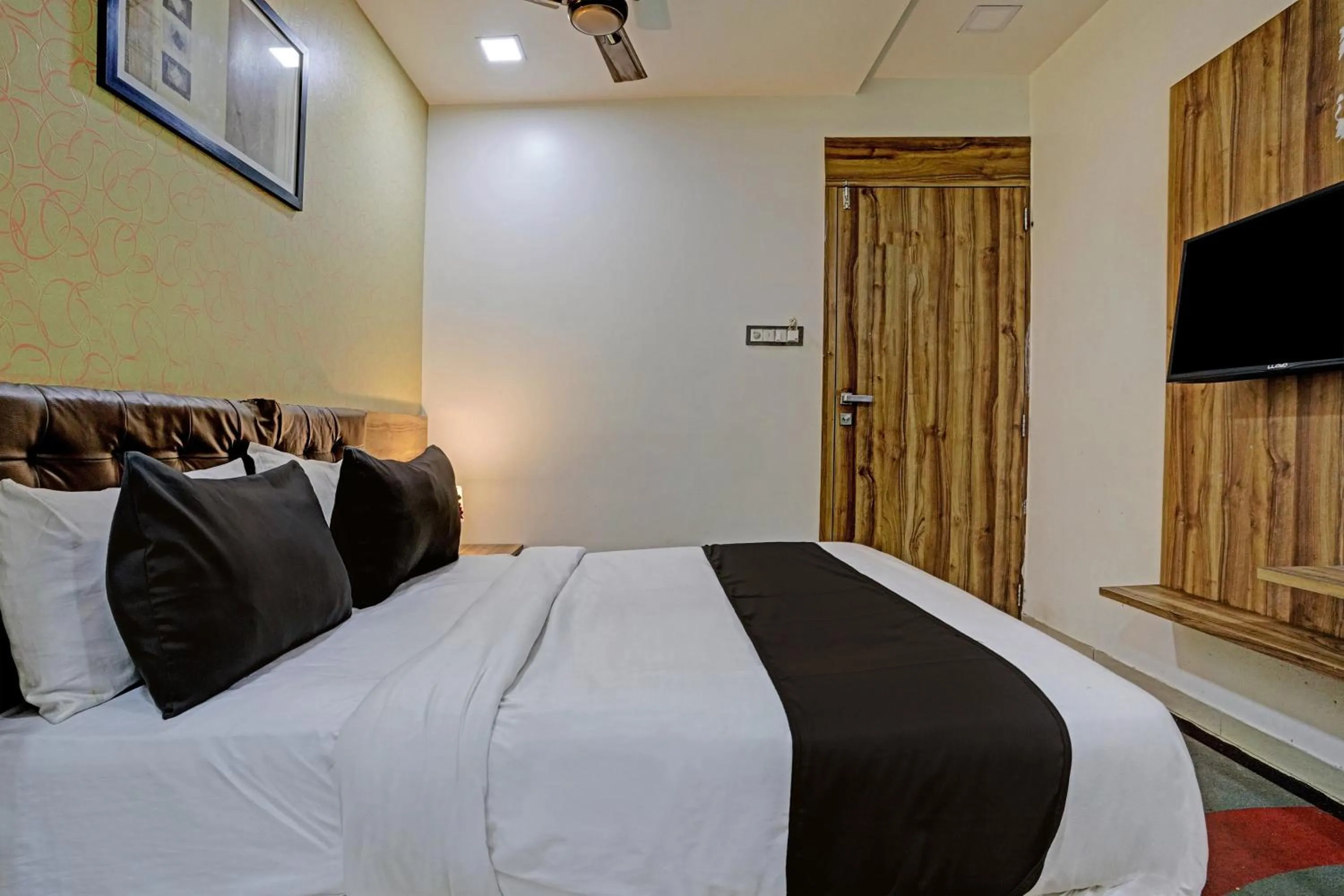 Bedroom, Bed in Hotel O Blue Inn Residence Near R City Mall