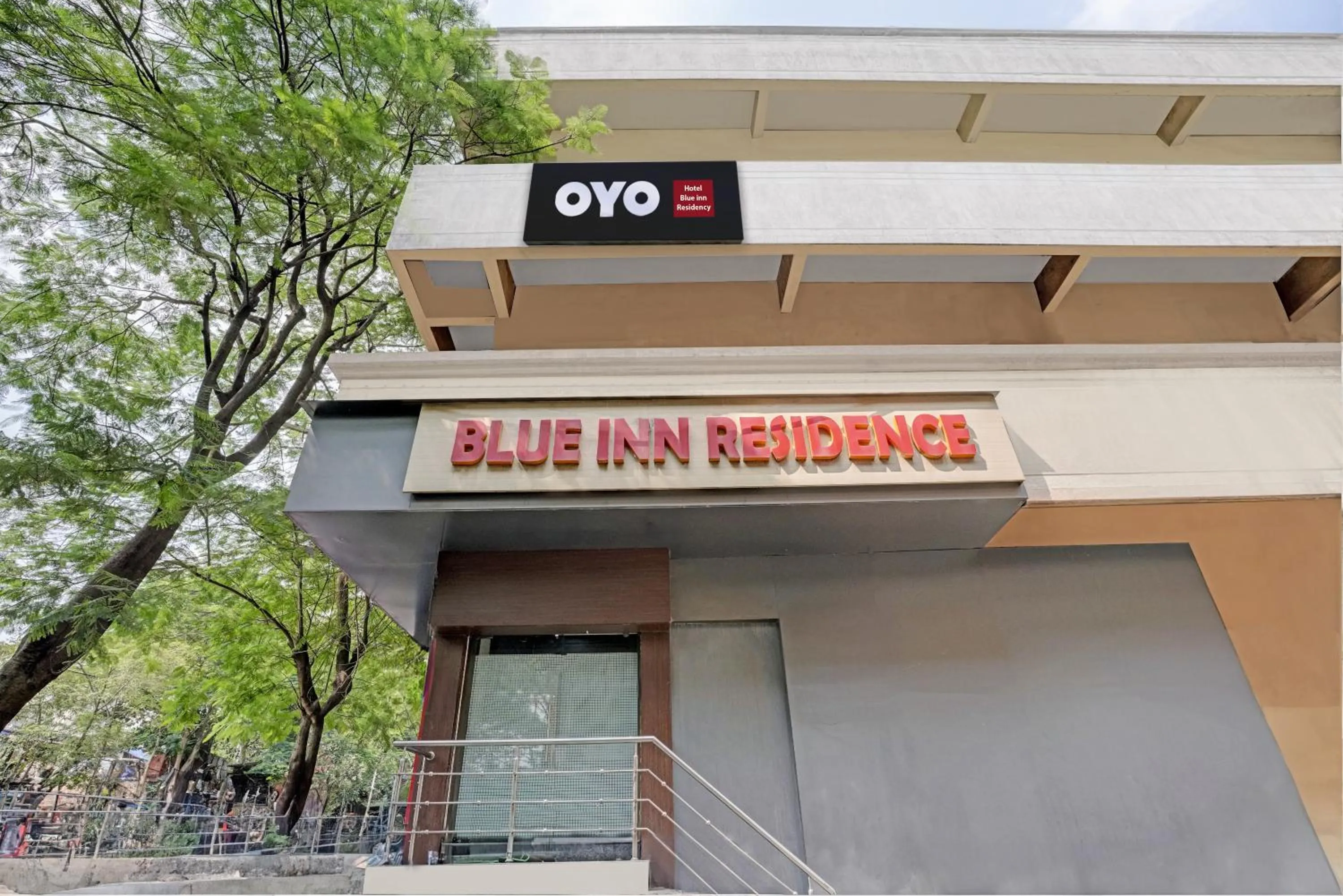 Facade/entrance in Hotel O Blue Inn Residence Near R City Mall