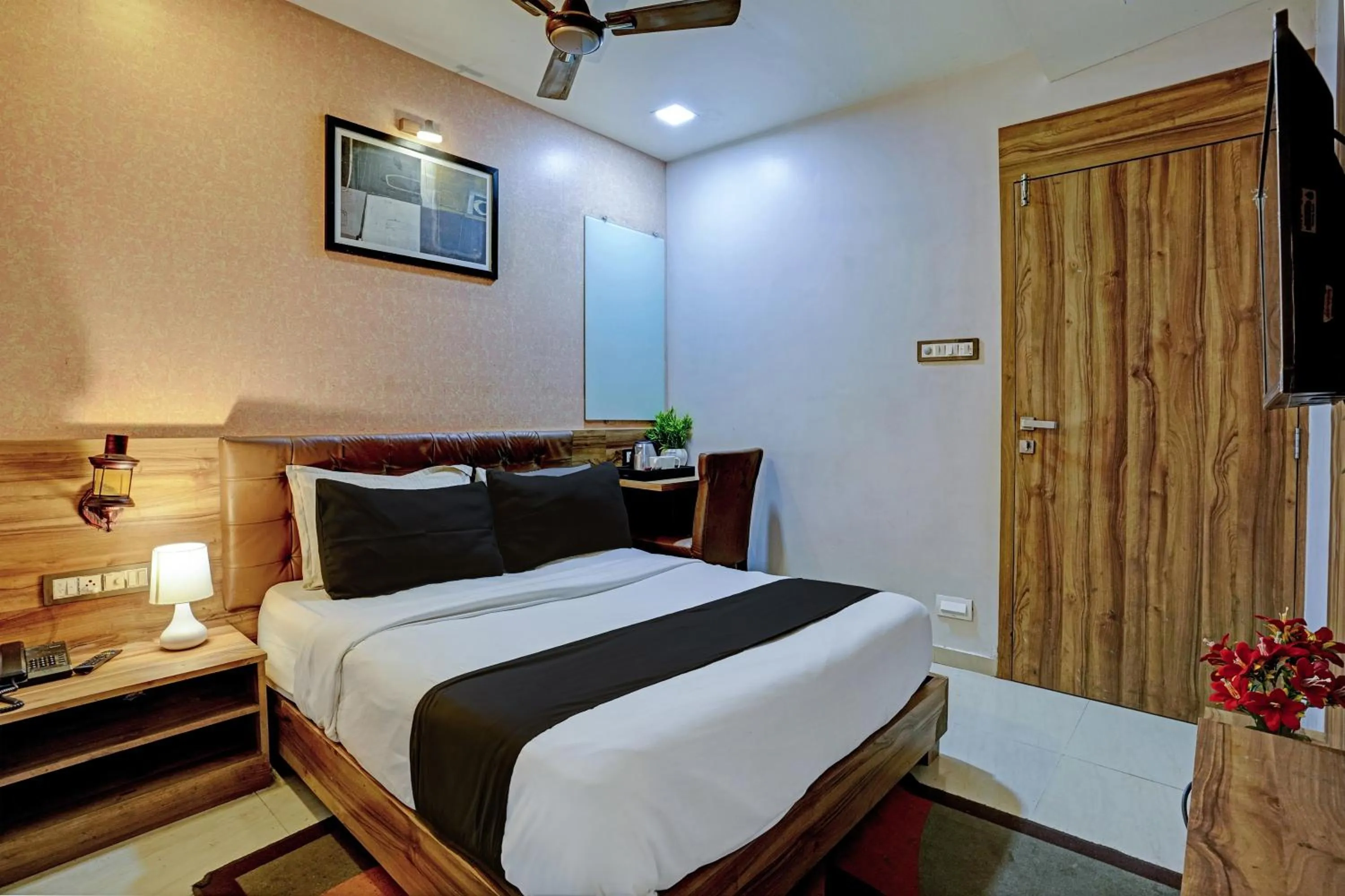 Bedroom, Bed in Hotel O Blue Inn Residence Near R City Mall