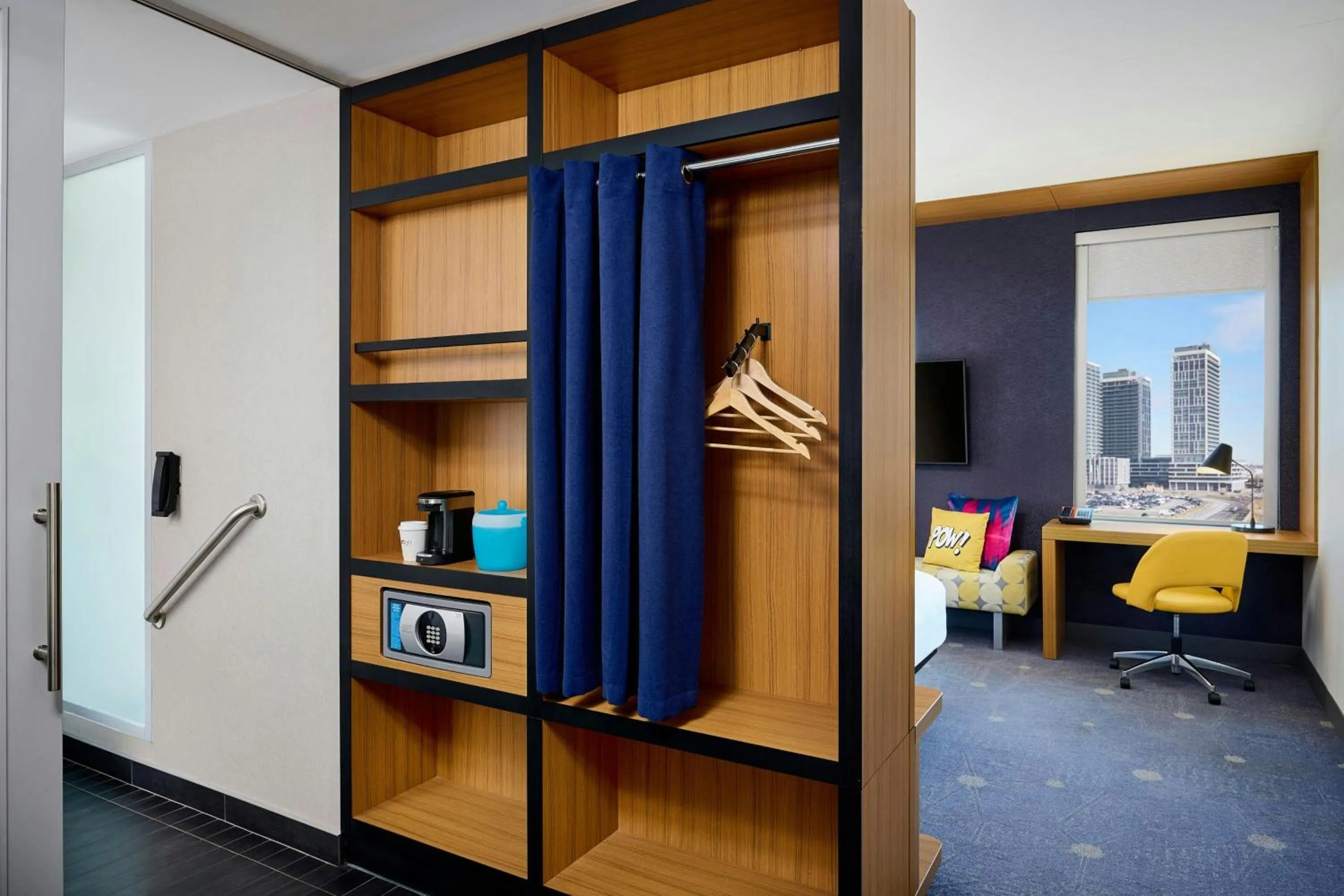 Photo of the whole room in Aloft Vaughan Mills