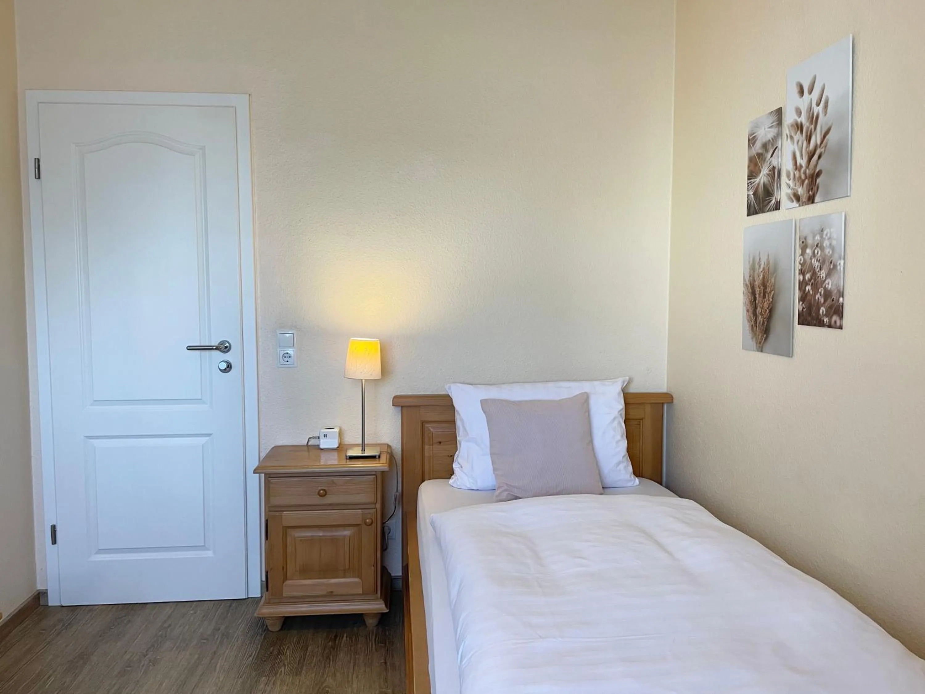 Bed in Hotel-Pension Hommen