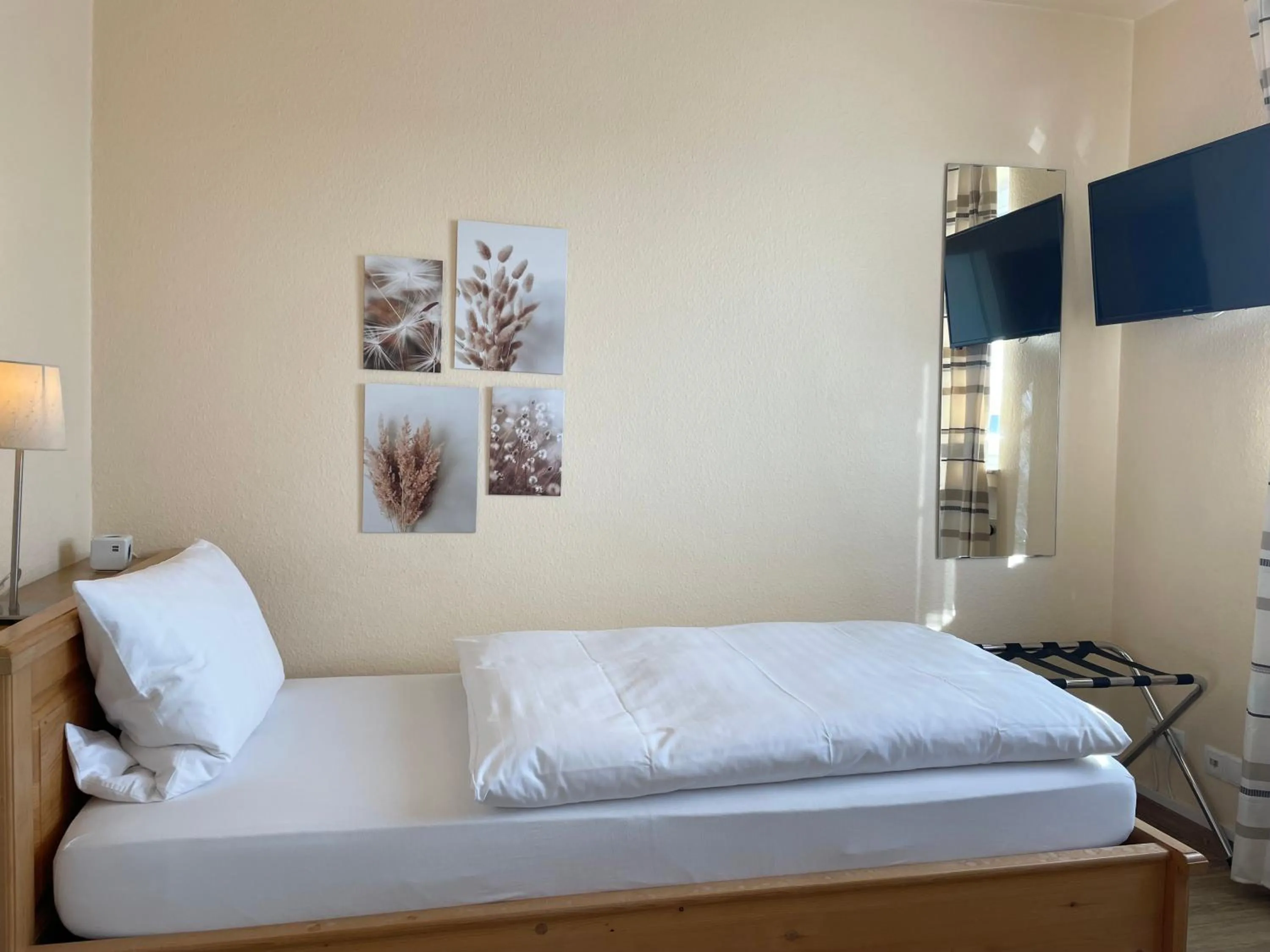 Bed in Hotel-Pension Hommen