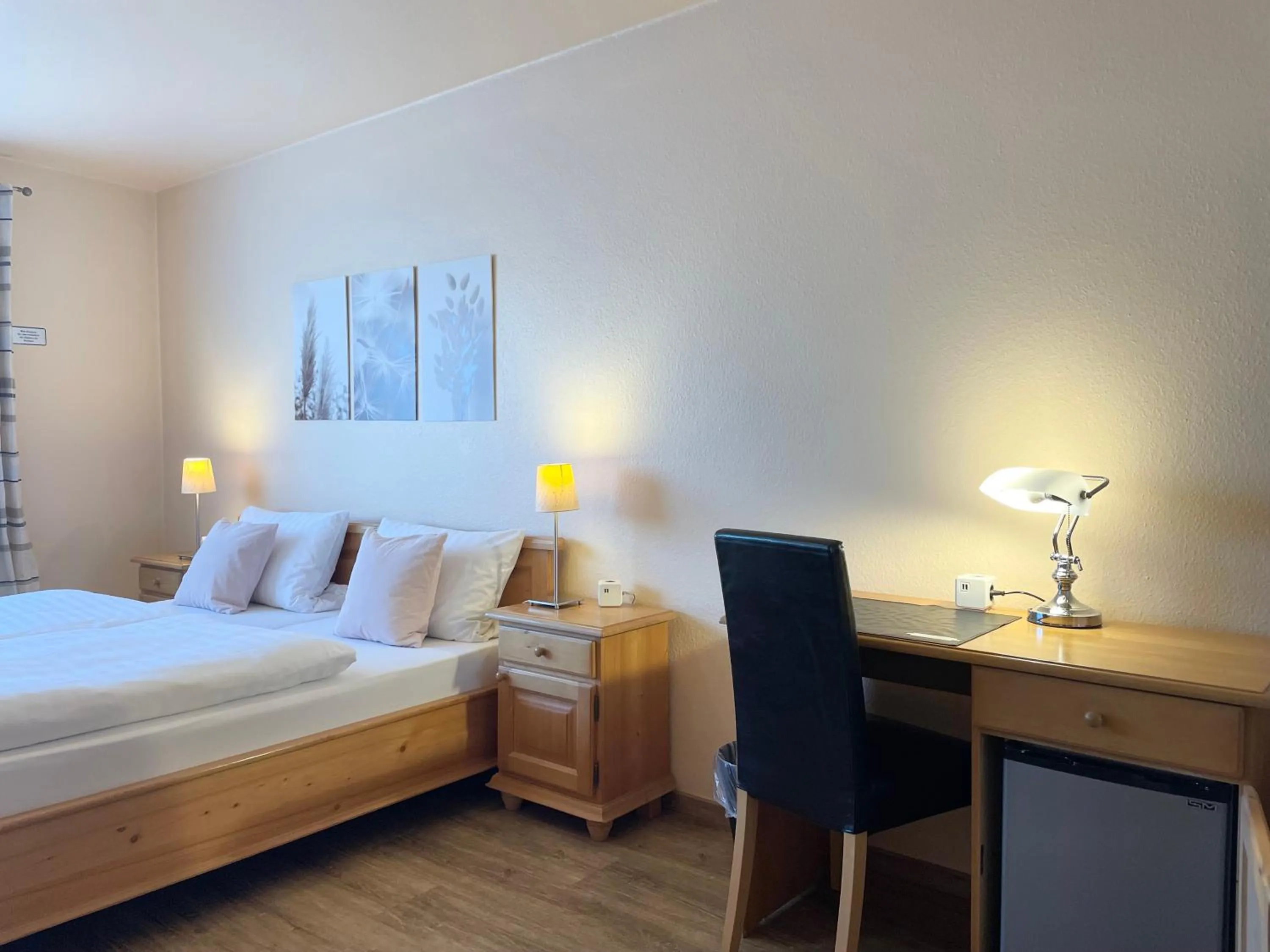 Photo of the whole room, Bed in Hotel-Pension Hommen