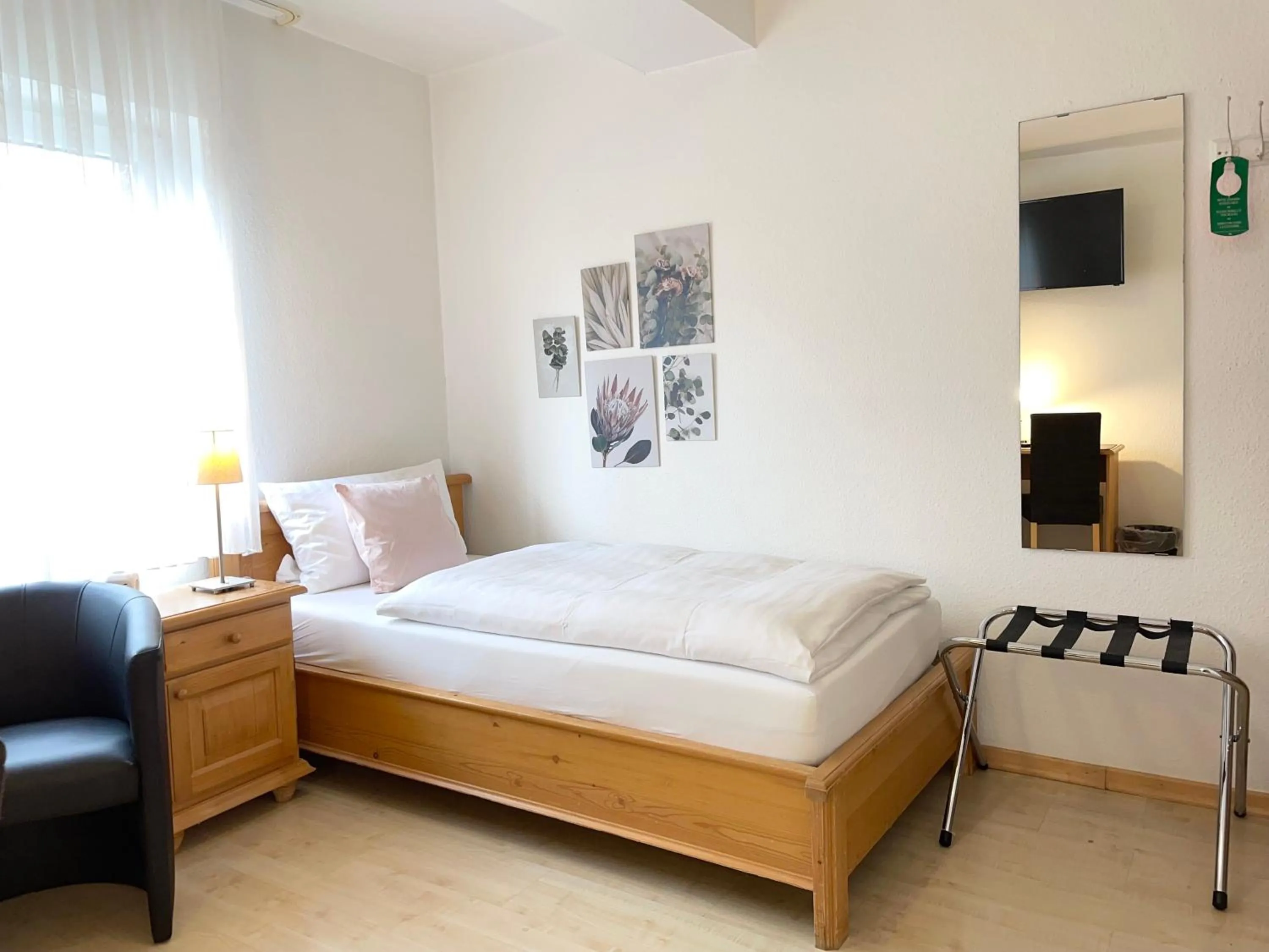 Bed in Hotel-Pension Hommen