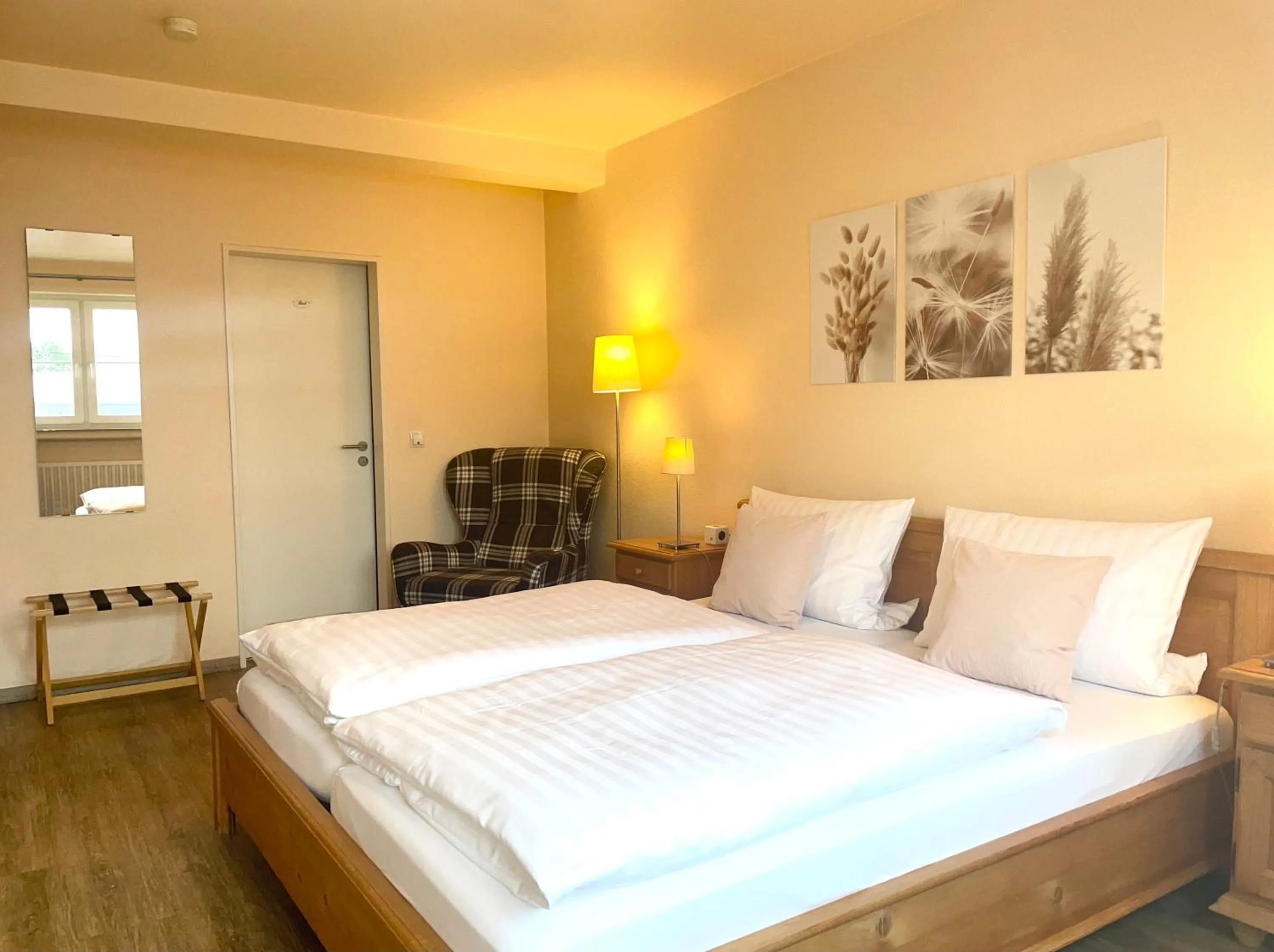 Photo of the whole room, Bed in Hotel-Pension Hommen