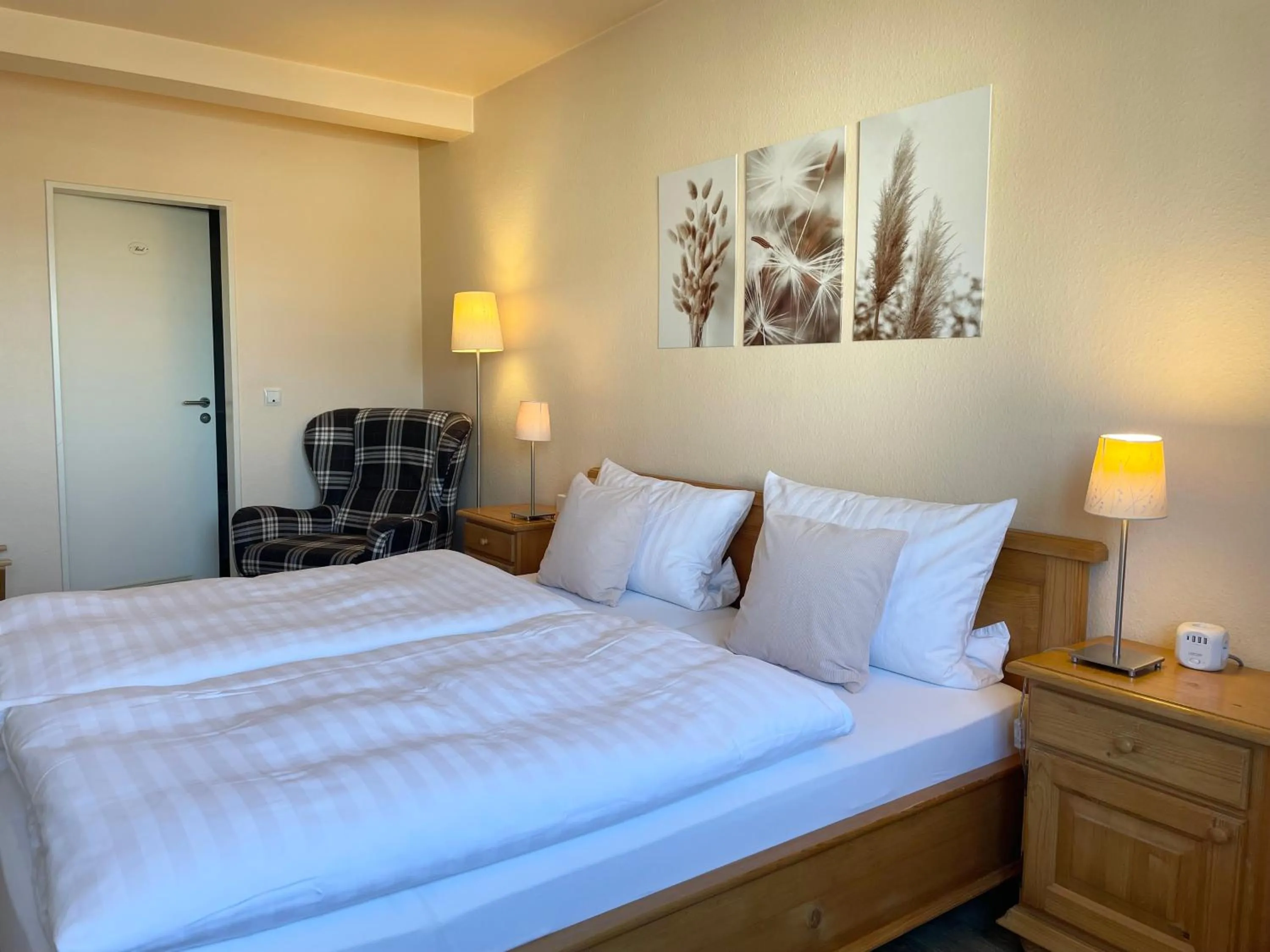 Photo of the whole room, Bed in Hotel-Pension Hommen