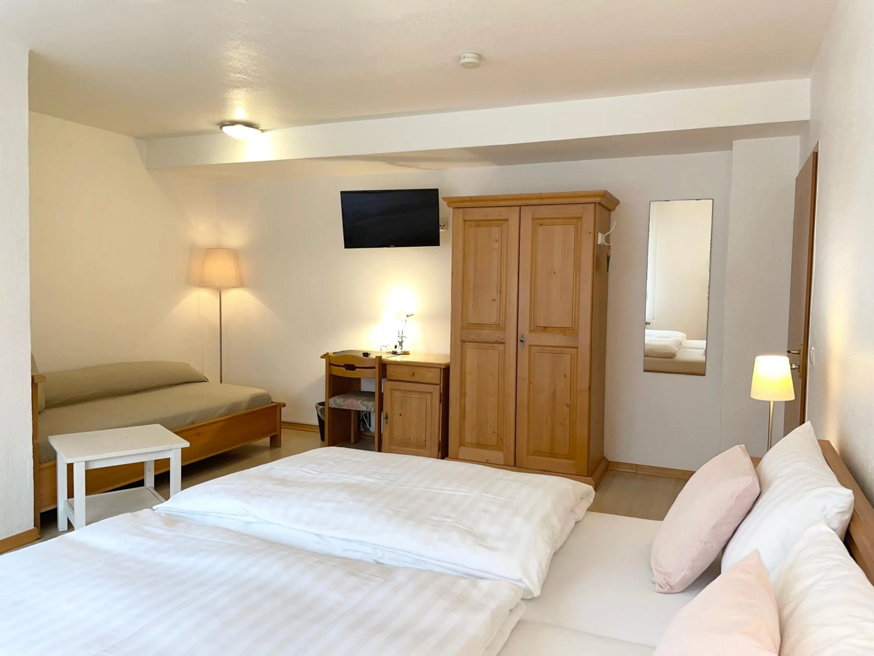 Photo of the whole room, Bed in Hotel-Pension Hommen