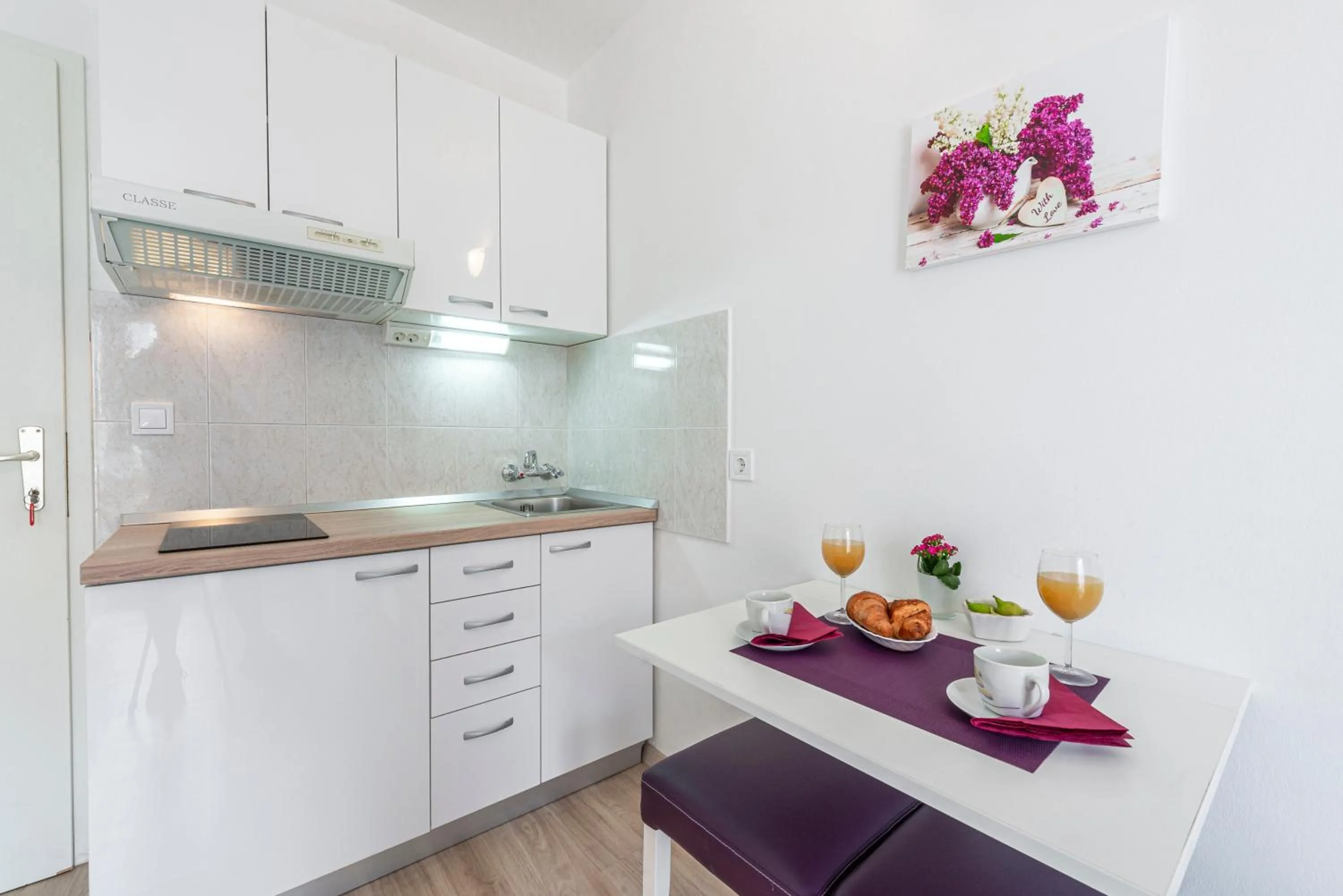 Kitchen or kitchenette in Cina Apartments