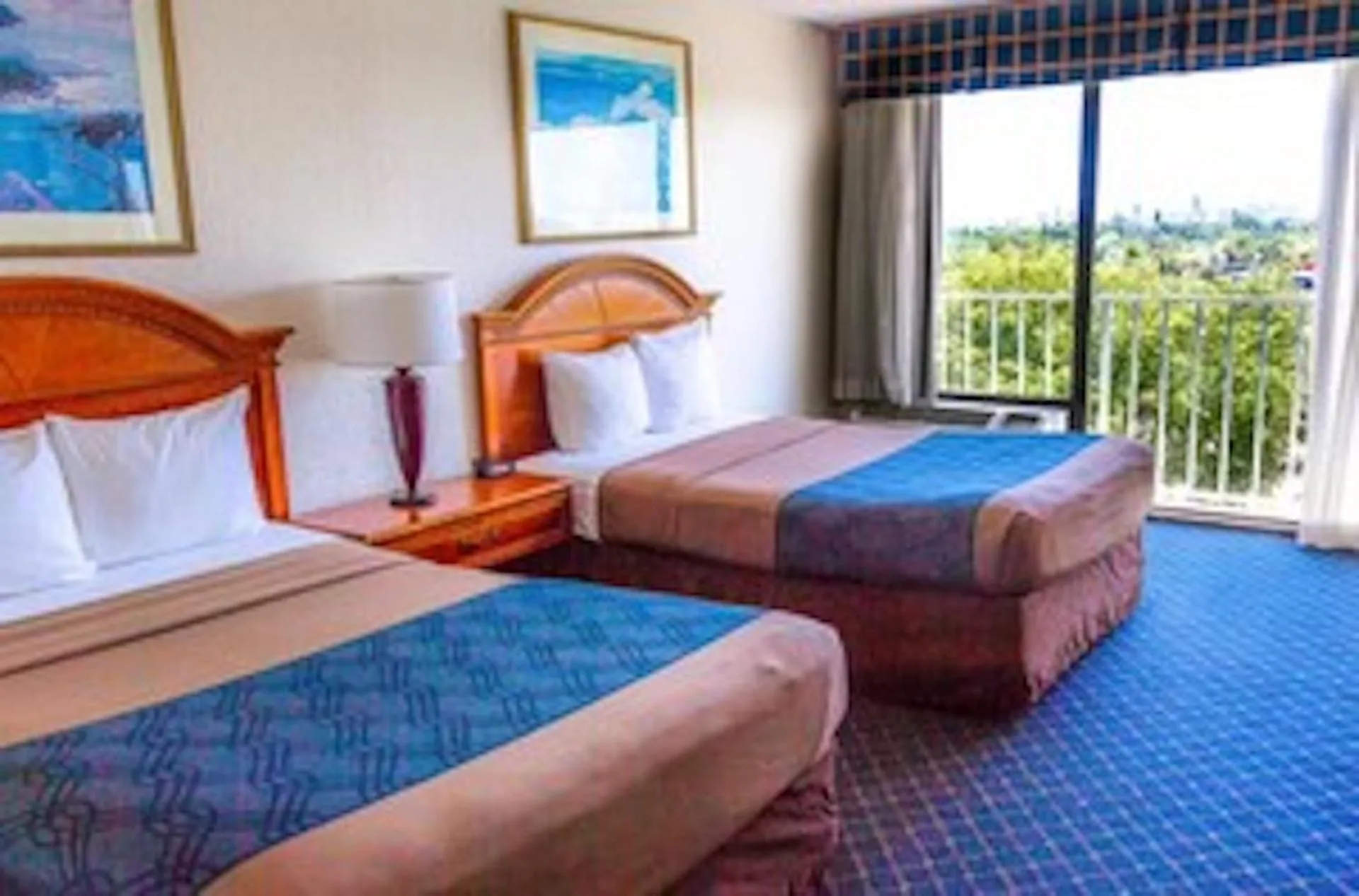 Bed in North Miami Beach Gardens Inn & Suites