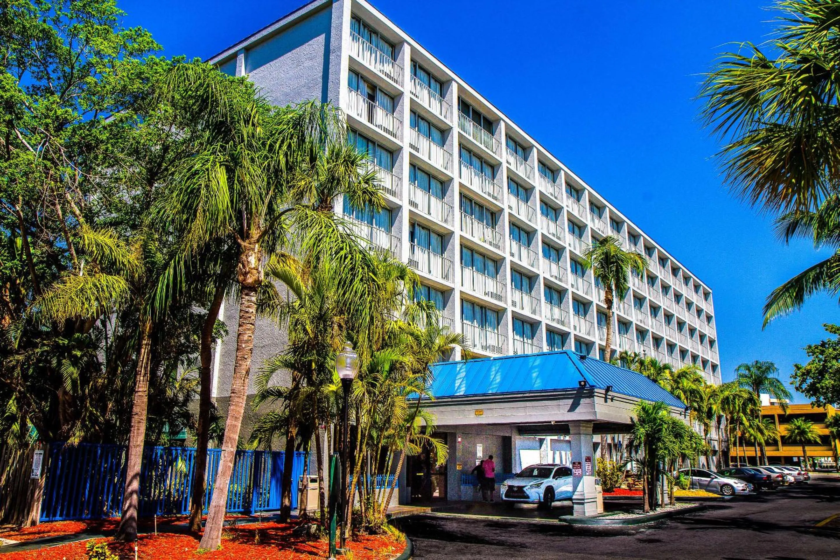 Property building in North Miami Beach Gardens Inn & Suites