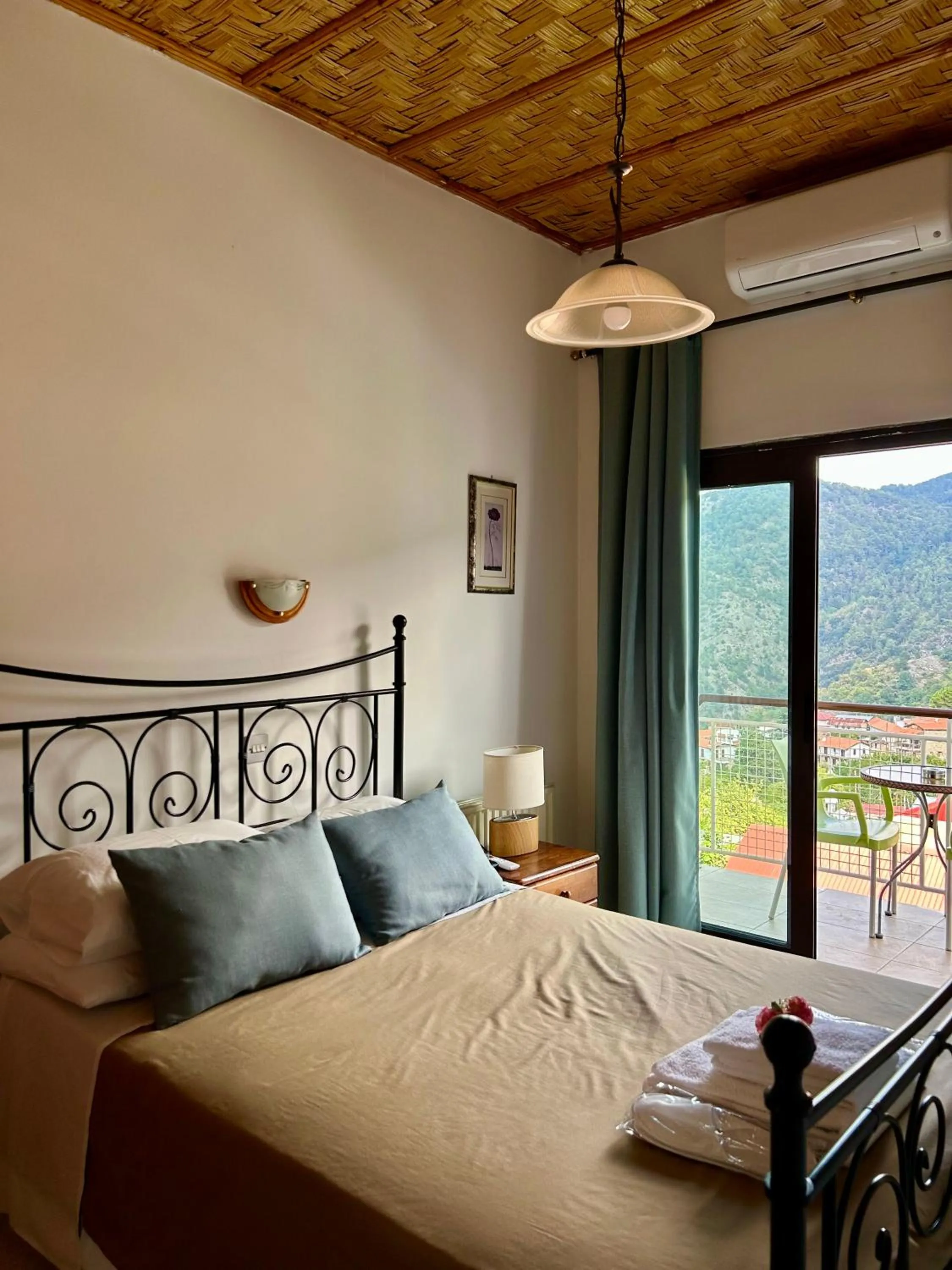 Bed in Two Flowers Hotel