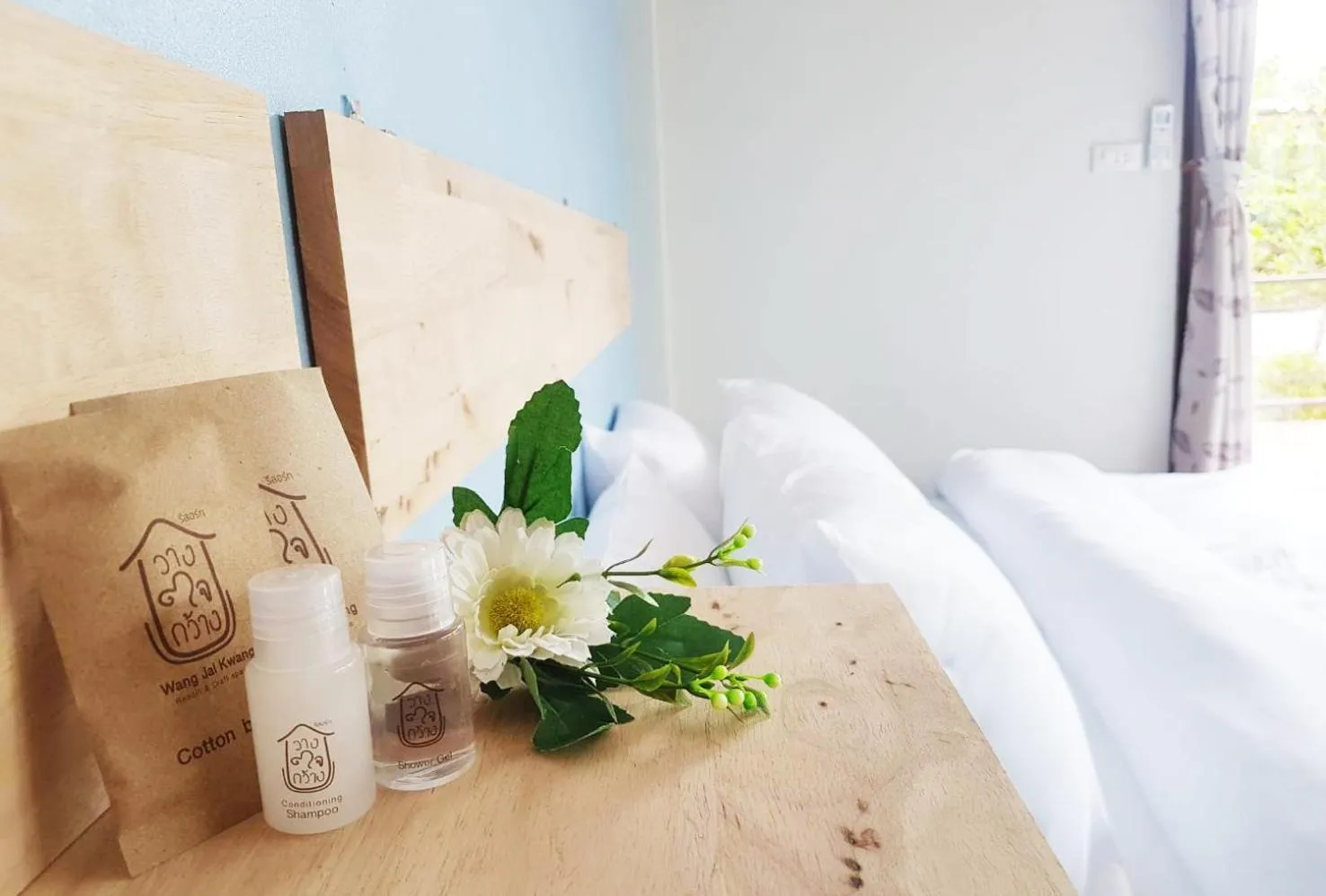 Living room, Bed in Wang Jai Kwang Space Inn