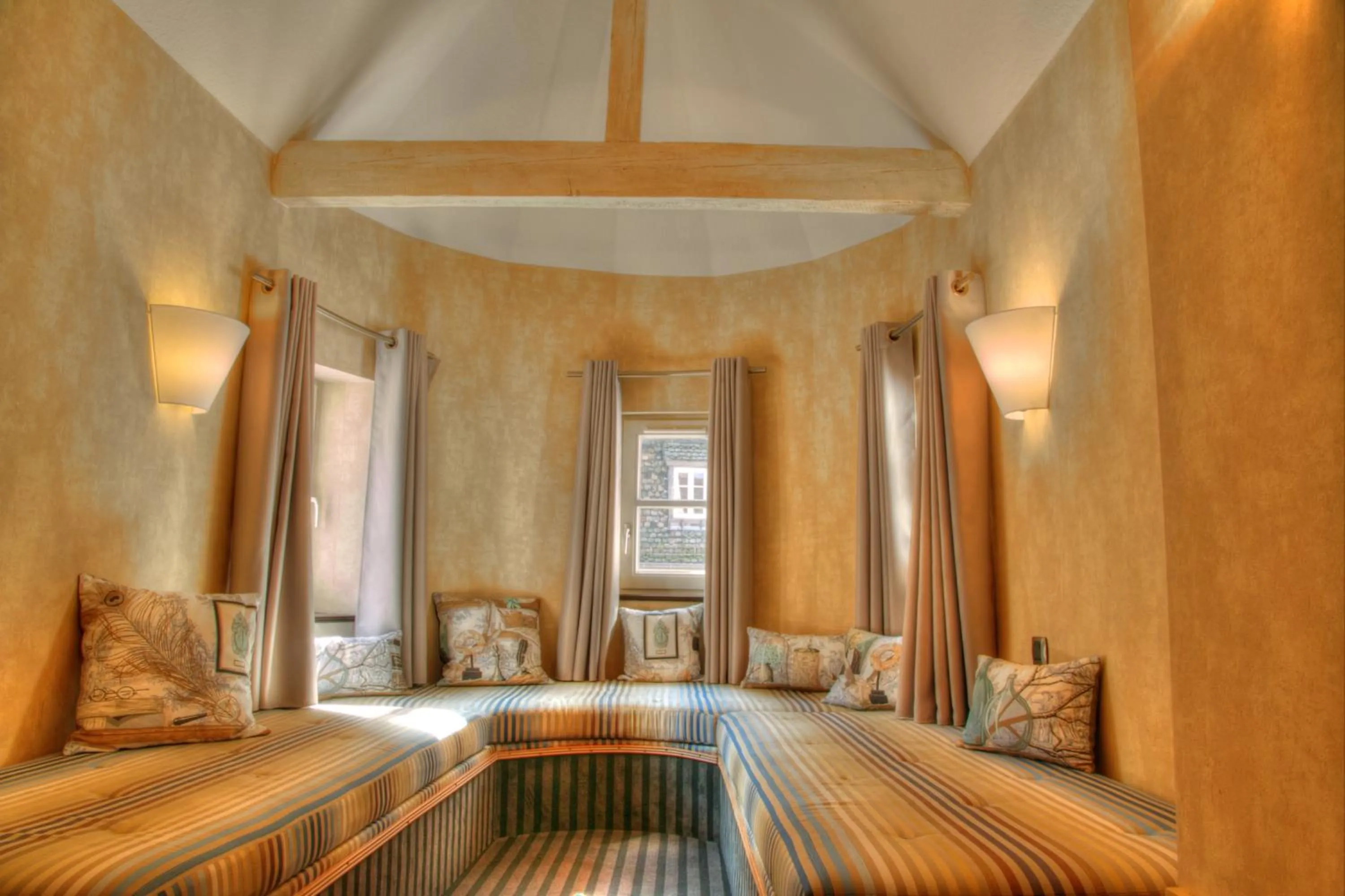 Living room, Bed in Hotel Cathédrale