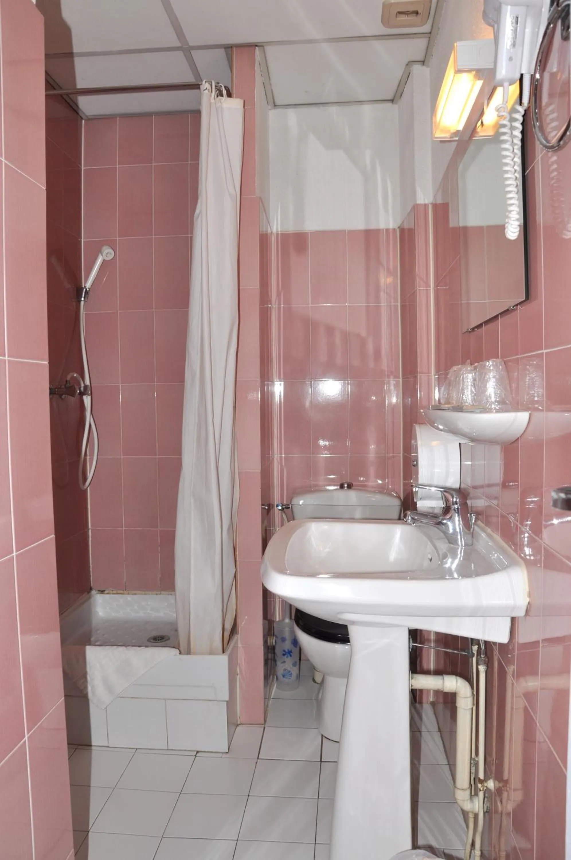 Bathroom in Hotel du Commerce et de Navarre