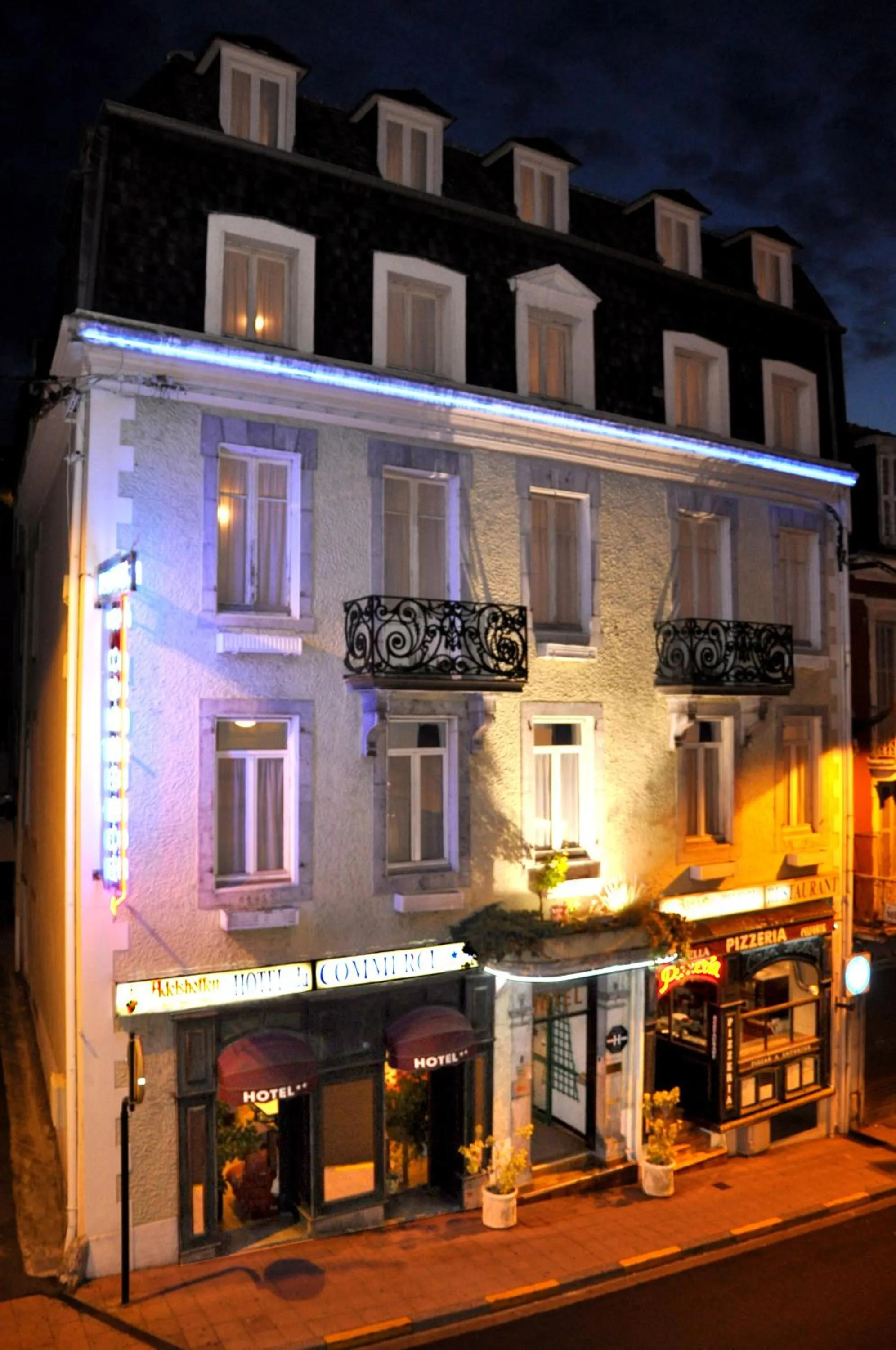 Facade/entrance in Hotel du Commerce et de Navarre