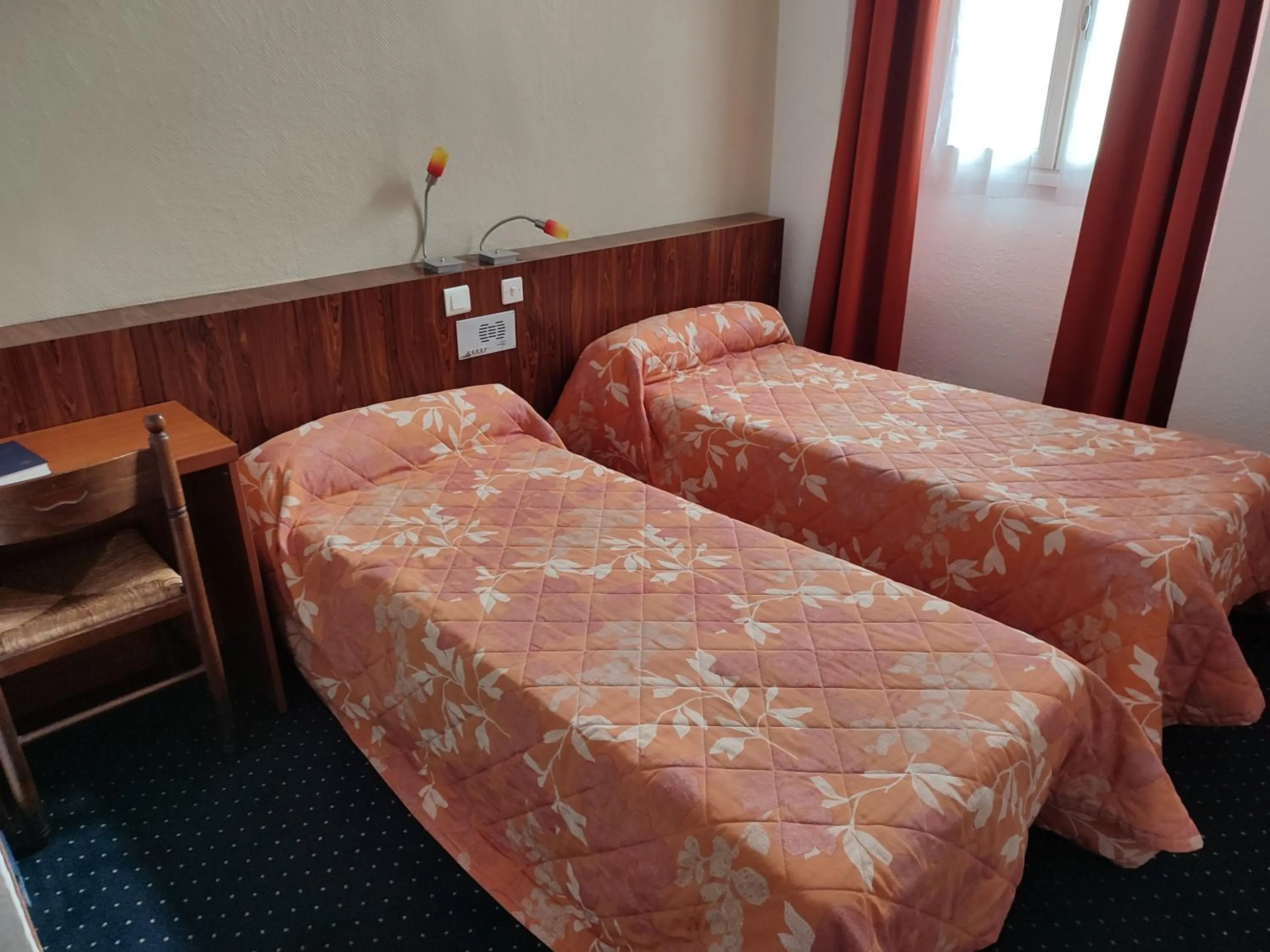 Bed in Hotel du Commerce et de Navarre