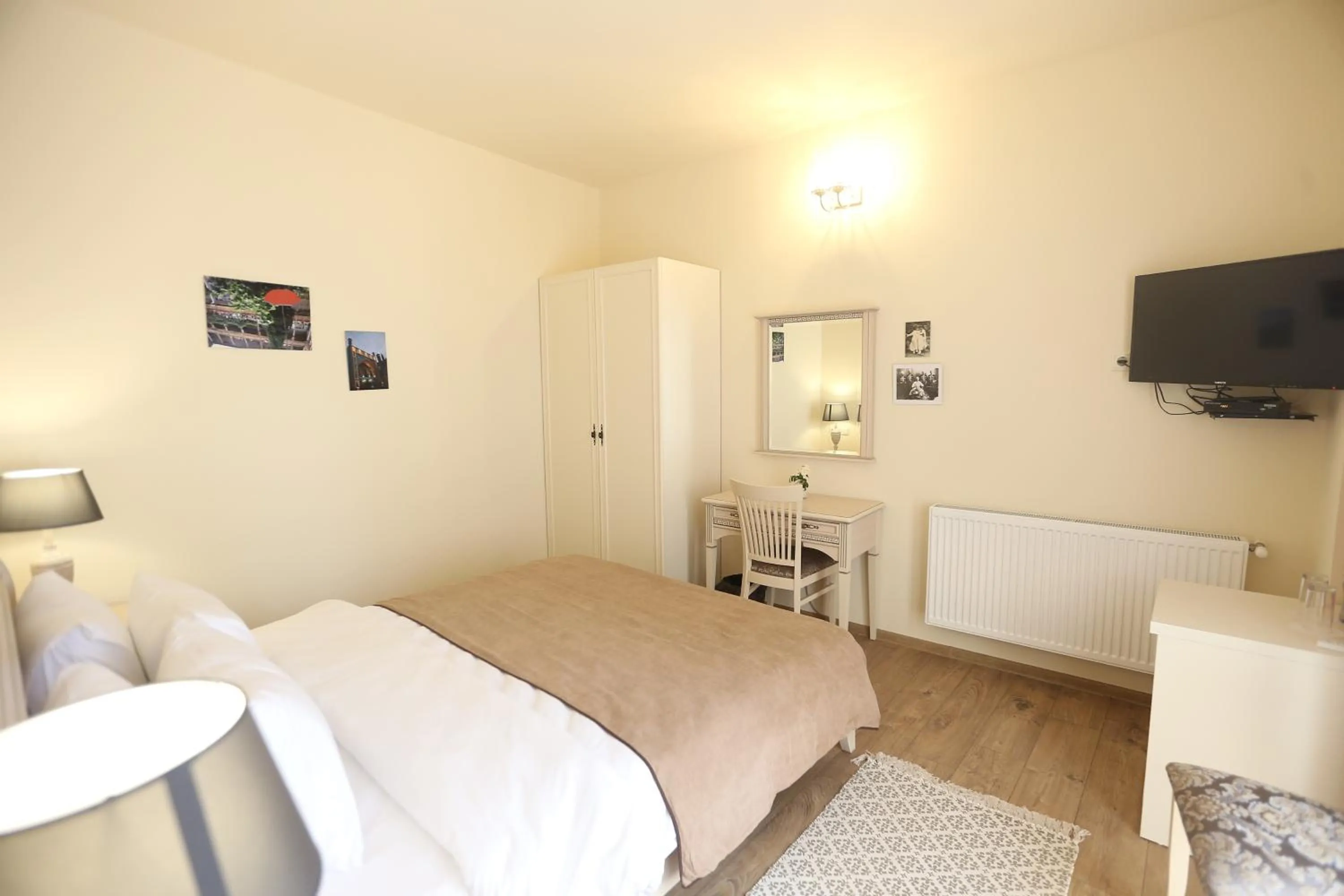 Bedroom, Bed in Le Caucase