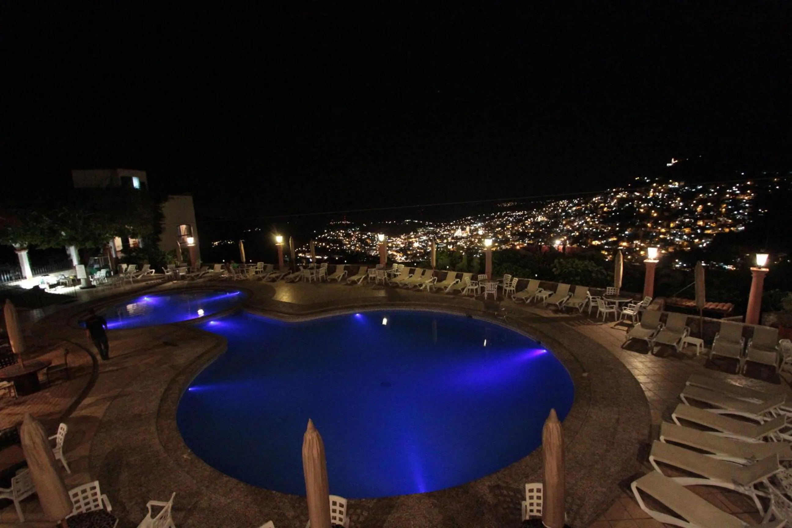 Swimming pool in Hotel Montetaxco
