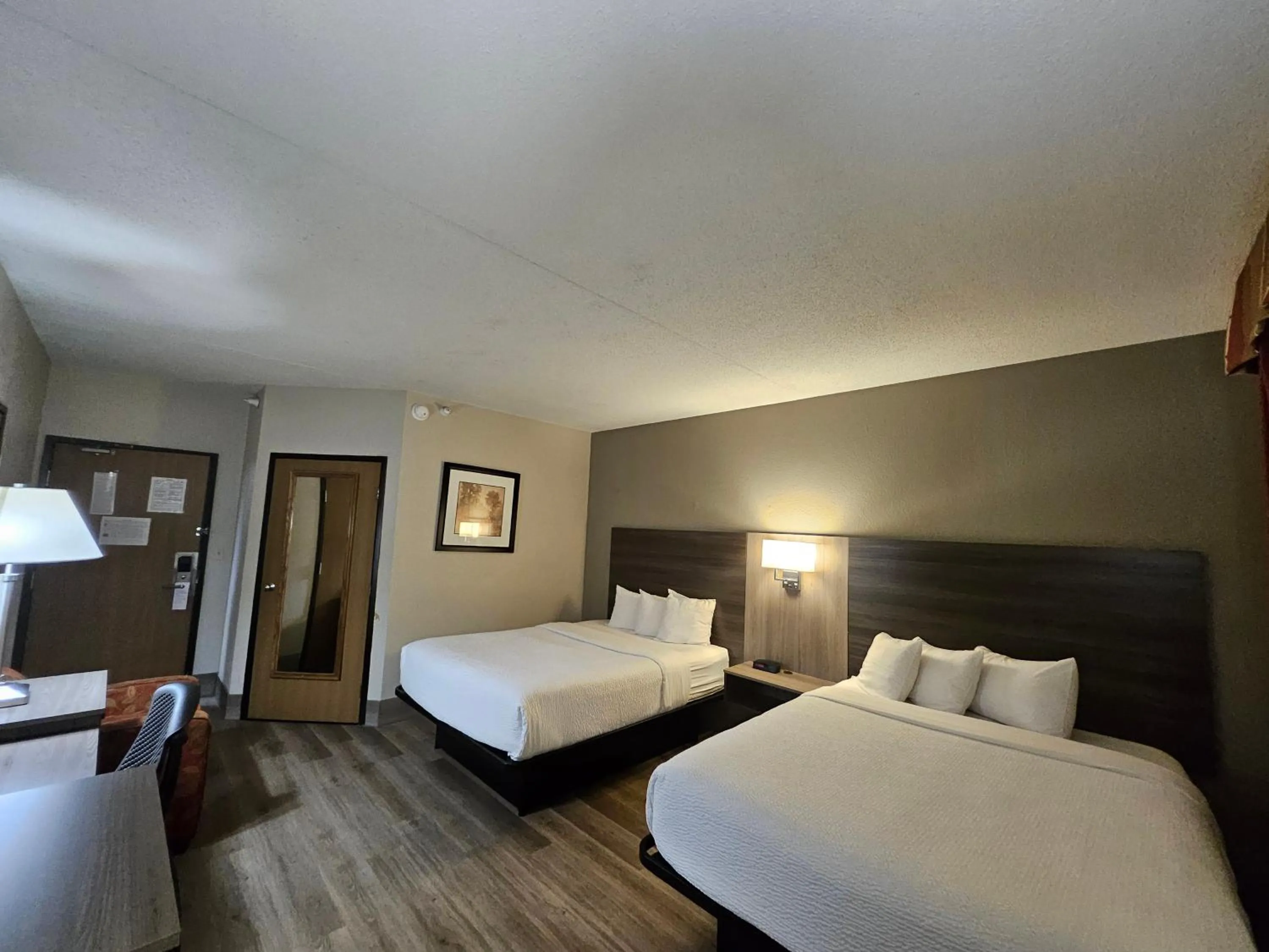 TV and multimedia, Bed in Ramada by Wyndham Platte City KCI Airport