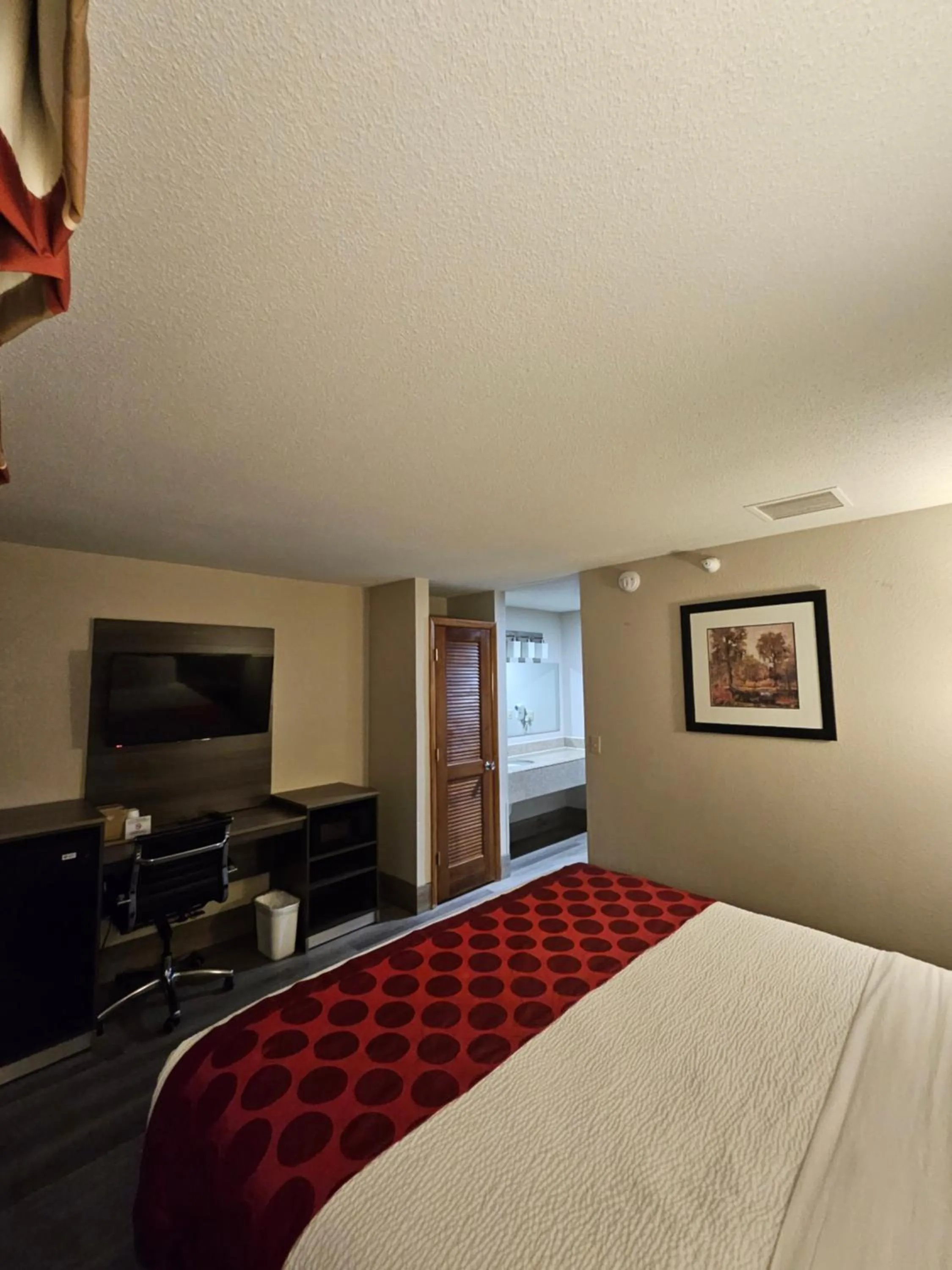 TV and multimedia, Bed in Ramada by Wyndham Platte City KCI Airport